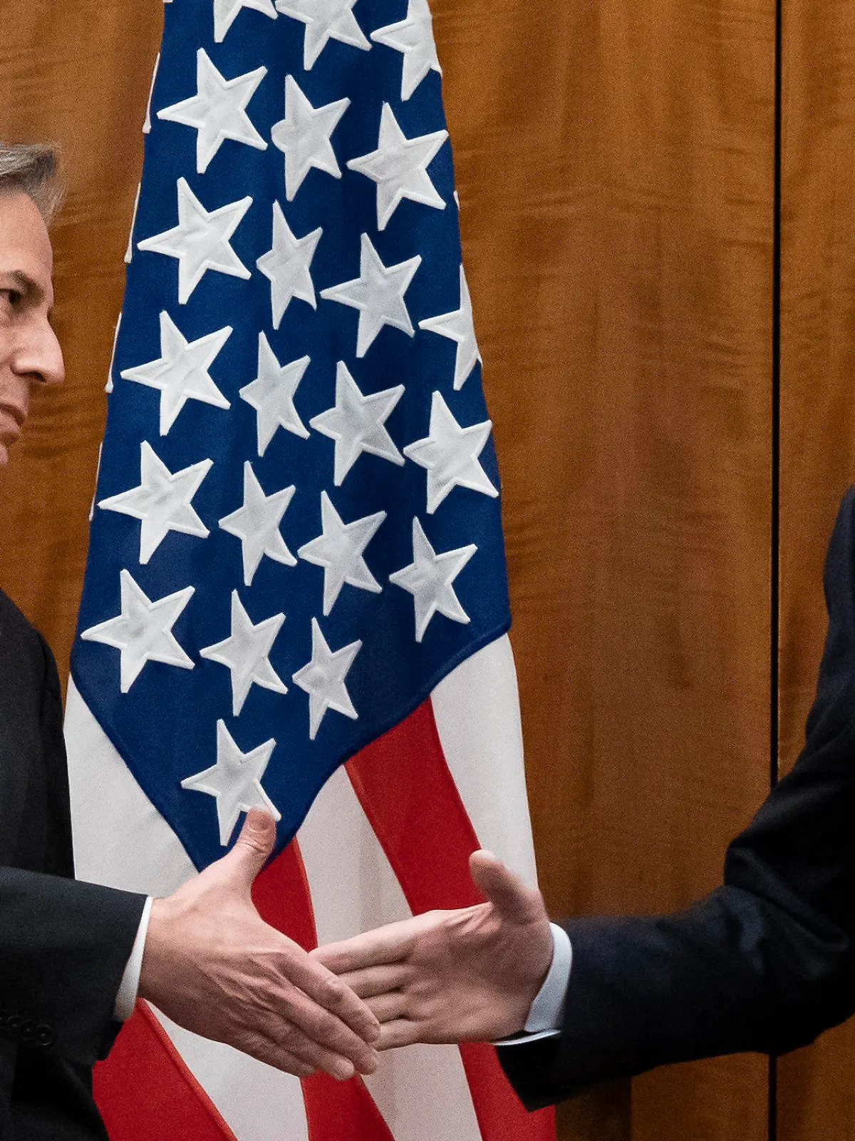 21.01.2022, Schweiz, Genf: Antony Blinken (l), Außenminister der USA, und Sergej Lawrow, Außenminister von Russland, begrüßen sich vor ihrem Treffen. Die USA wollen die Ukraine im Konflikt mit Russland weiter unterstützen. Blinken und Lawrow hatten ihr Krisengespräch im Ukraine-Konflikt nach rund eineinhalb Stunden und damit früher als geplant beendet. Foto: Alex Brandon/Pool AP/dpa +++ dpa-Bildfunk +++