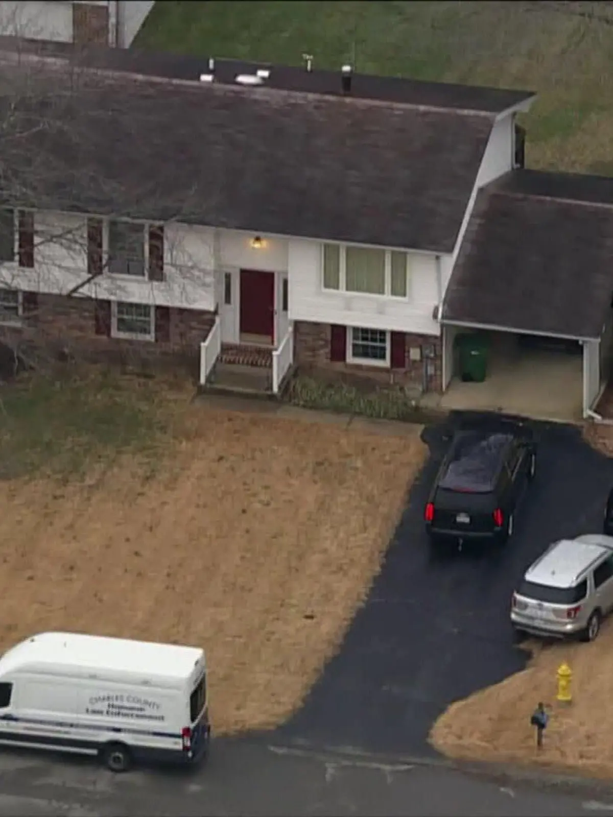 In diesem Haus n Pomfret, Maryland findet die Polizei eine Leiche und über 100 lebende Schlangen.