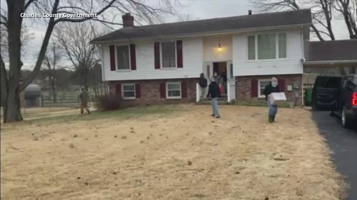 Experten aus North Carolina und Virginia helfen bei der Rettung der Reptilien aus dem Haus.