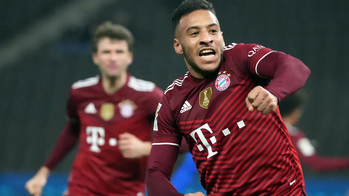 Fußball: Bundesliga, Hertha BSC - Bayern München, 20. Spieltag im Olympiastadion. Münchens Corentin Tolisso bejubelt seinen Treffer zum 0:1, im Hintergrund läuft Münchens Thomas Müller.