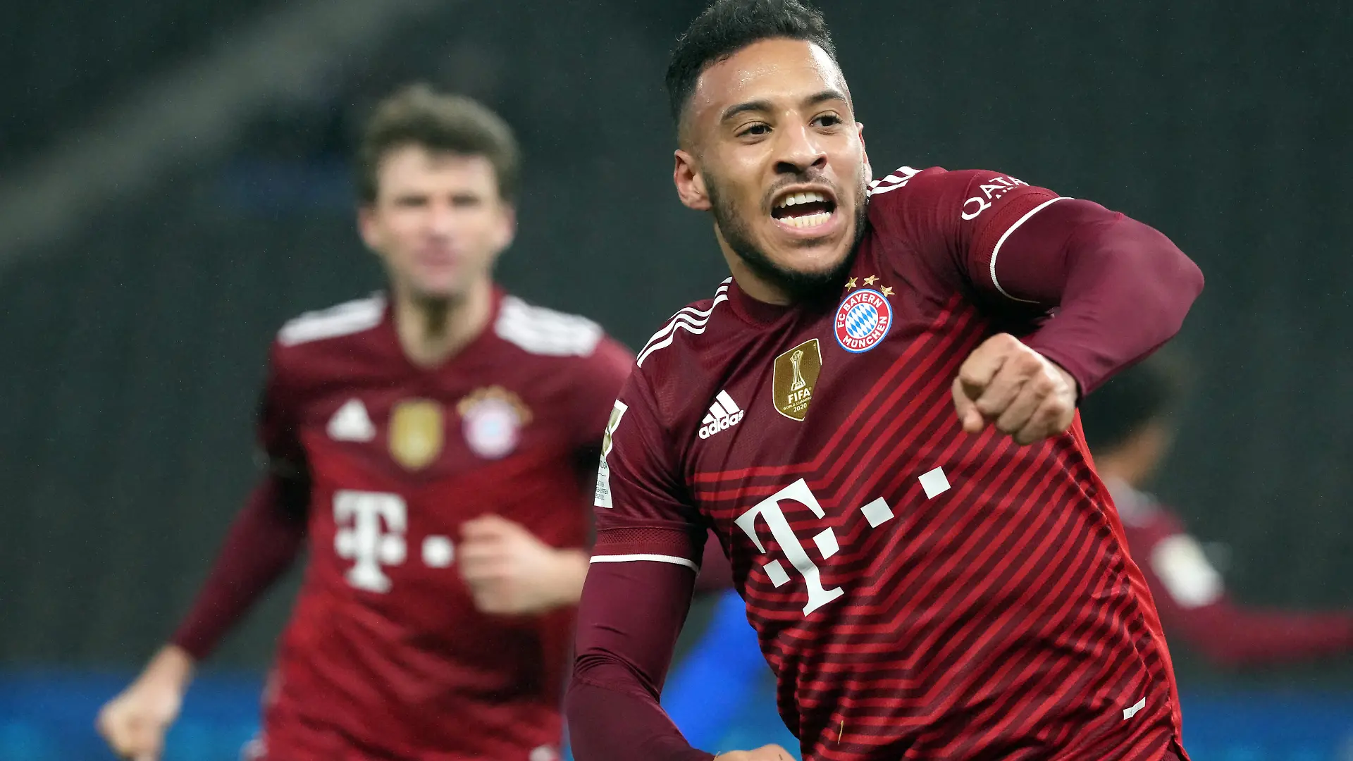 Fußball: Bundesliga, Hertha BSC - Bayern München, 20. Spieltag im Olympiastadion. Münchens Corentin Tolisso bejubelt seinen Treffer zum 0:1, im Hintergrund läuft Münchens Thomas Müller.