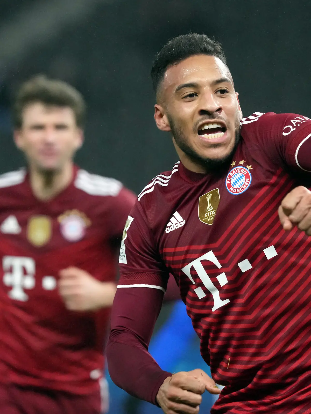 Fußball: Bundesliga, Hertha BSC - Bayern München, 20. Spieltag im Olympiastadion. Münchens Corentin Tolisso bejubelt seinen Treffer zum 0:1, im Hintergrund läuft Münchens Thomas Müller.