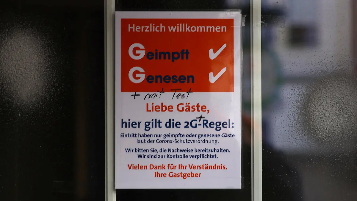 A sign shows the requirements to enter restaurants and bars as the spread of the coronavirus disease (Covid-19) continues in Frankfurt, Germany, January 18, 2022. "2Gplus" rule in Germany means "Geimpft" (vaccinated), "Genesen" (recovered) and "plus" (negative test or booster certificate). REUTERS/Kai Pfaffenbach