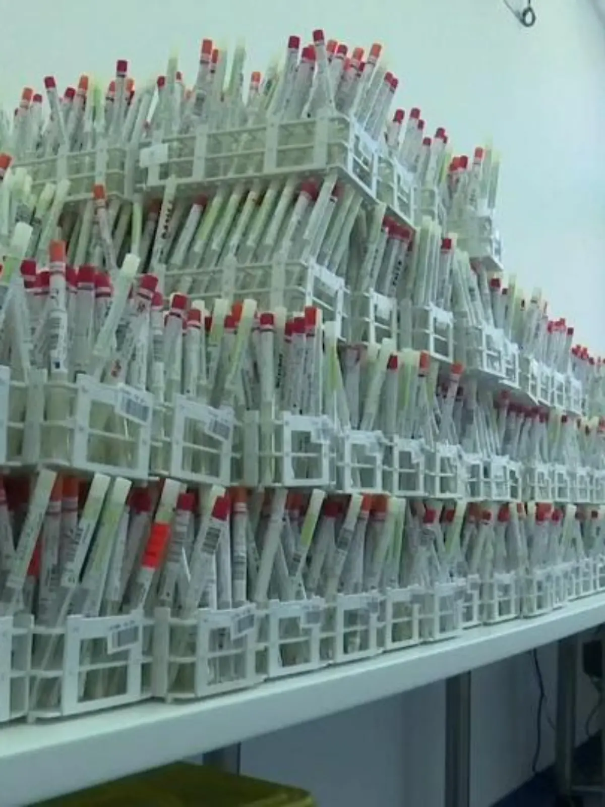 Die Inzidenz steigt weiter an und damit auch die Zahl der benötigten PCR-Tests. Testzentren sind so überlaufen wie noch nie und auch die Labore kommen an ihr Limit. Wie es mit dem Testsystem weitergeht und wer sich künftig testen lassen darf, darüber soll kommenden Montag beim nächsten Bund-Länder-Treffen gesprochen werden.