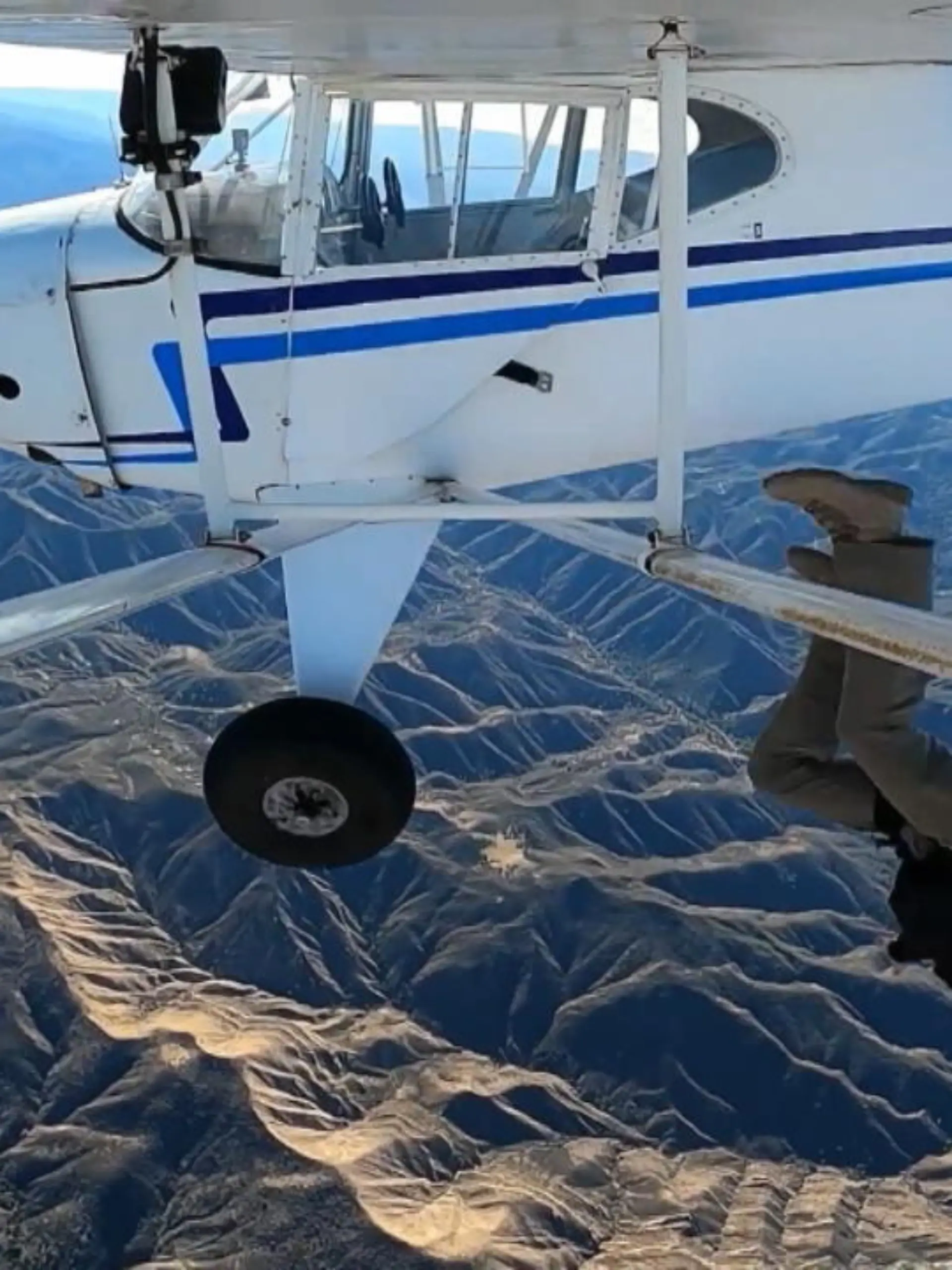 Dieser Flug hätte für Trevor Jacob der Letzte sein können. Ein Flug, der nun Ermittlungen gegen ihn nach sich zieht. Mitten im Flug bleibt der Propeller des Kleinflugzeugs stehen - kurz danach springt der YouTuber aus der abstürzenden Maschine. Kopfüber fällt er nach unten und öffnet den Fallschirm, Sekunden später zerschellt sein Flieger in den Bergen.