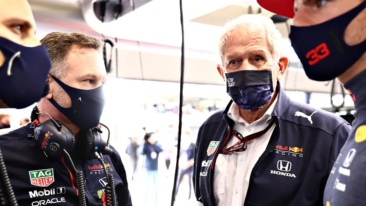 SAO PAULO, BRAZIL - NOVEMBER 13: Red Bull Racing Team Principal Christian Horner, Red Bull Racing Team Consultant Dr Helmut Marko, Max Verstappen of Netherlands and Red Bull Racing and his race engineer Gianpiero Lambiase talk in the garage before the sprint ahead of the F1 Grand Prix of Brazil at Autodromo Jose Carlos Pace on November 13, 2021 in Sao Paulo, Brazil. (Photo by Mark Thompson/Getty Images)