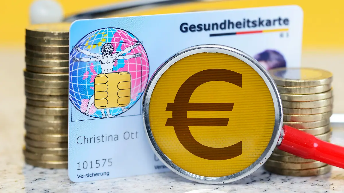 Gesundheitskarte, Stethoskop und Münzstapel, Symbolfoto Krankenkassenbeiträge