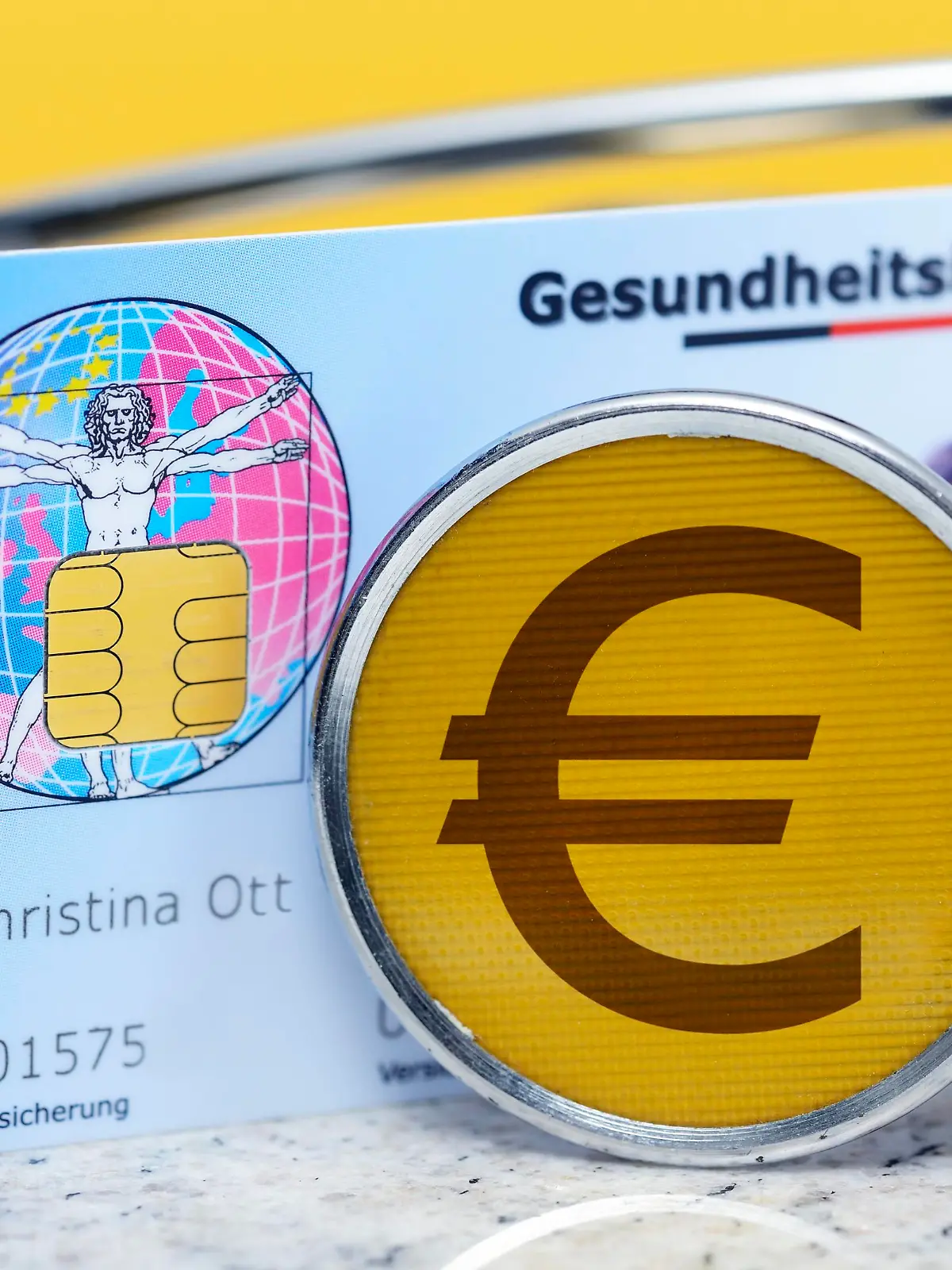 Gesundheitskarte, Stethoskop und Münzstapel, Symbolfoto Krankenkassenbeiträge
