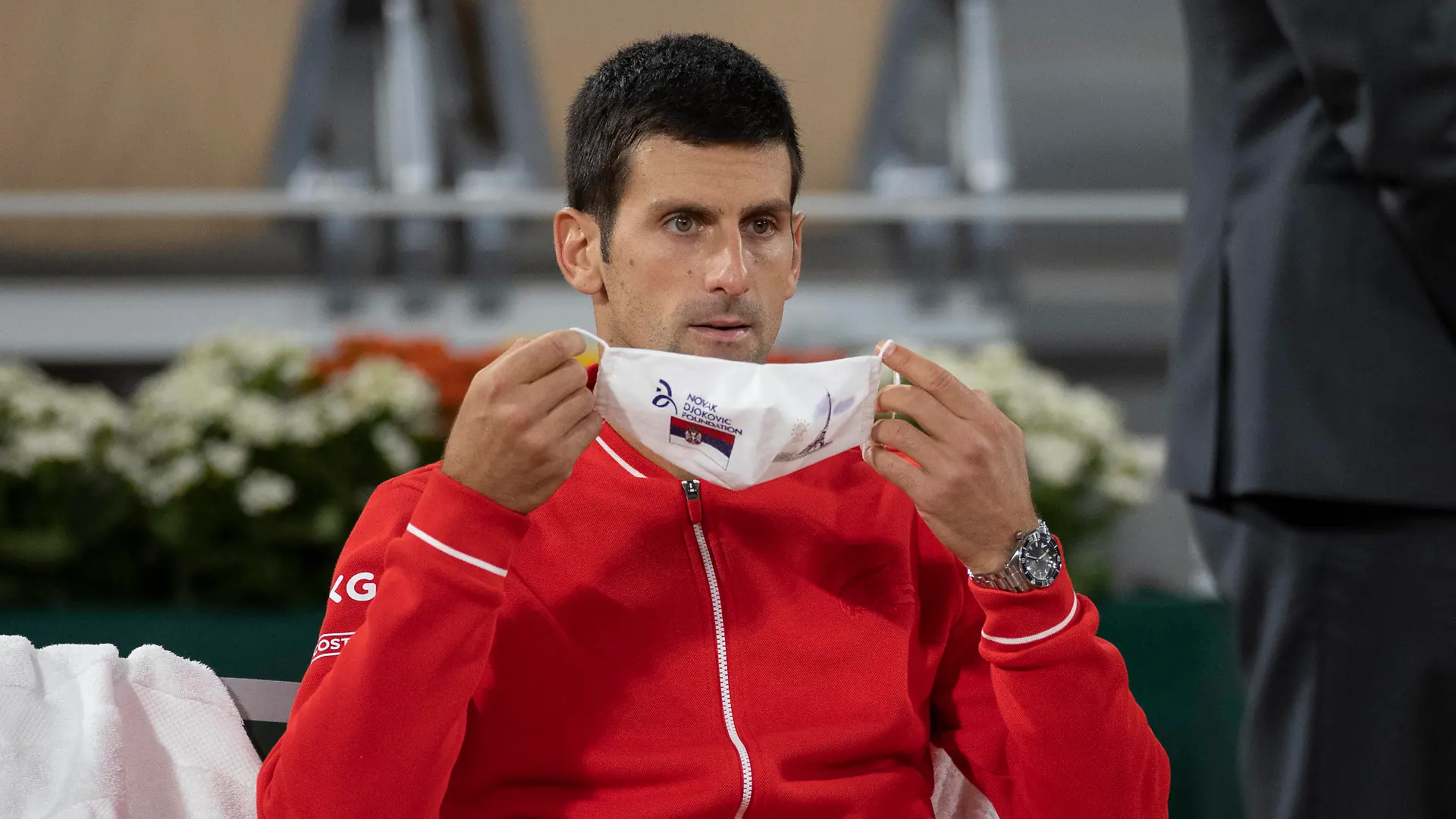Finalist Novak Djokovic SRB sitzt auf der Bank waehrend der Siegerehrung, legt die Corona Maske an, Herren Einzel, Siegerehrung, Praesentation Tennis - French Open 2020 - Grand Slam - Roland Garros - Paris - - France - 11 October 2020. *** Finalist Novak Djokovic SRB sits on the bench during the award ceremony, puts on the corona mask, men single, award ceremony, presentation Tennis French Open 2020 Grand Slam Roland Garros Paris France 11 October 2020 Copyright: xJuergenxHasenkopfx