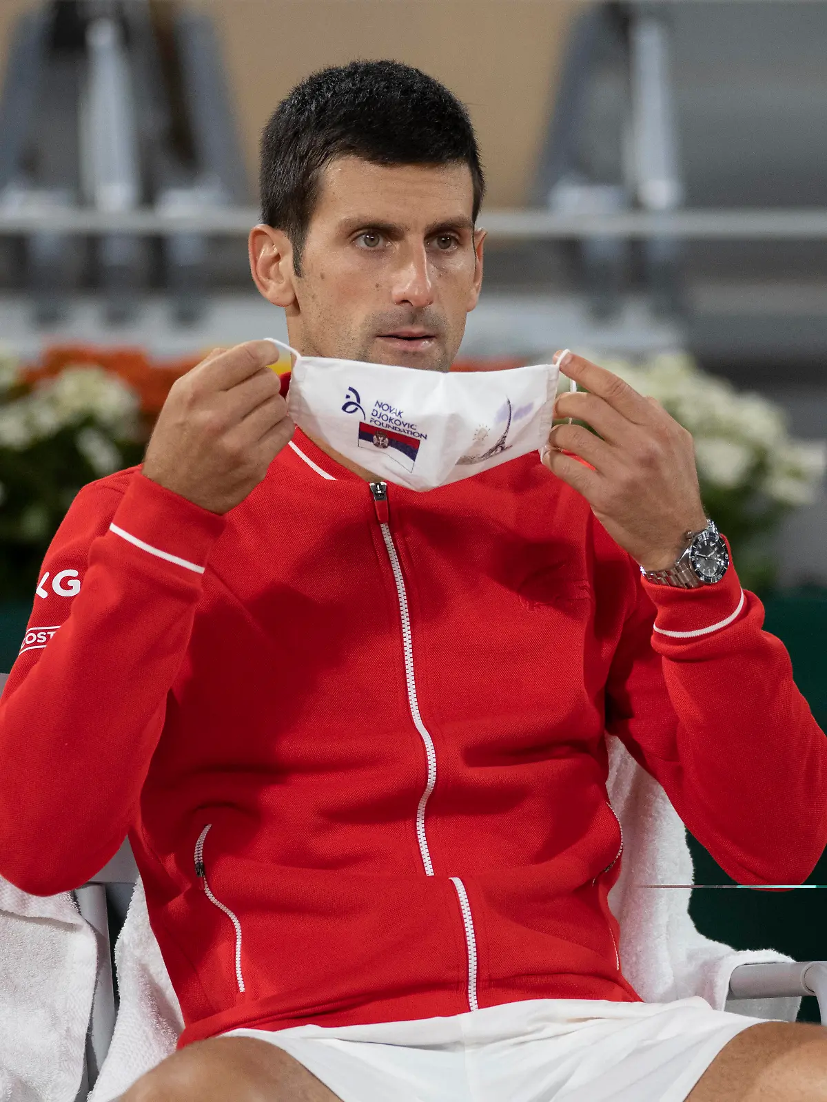  Finalist Novak Djokovic SRB sitzt auf der Bank waehrend der Siegerehrung, legt die Corona Maske an, Herren Einzel, Siegerehrung, Praesentation Tennis - French Open 2020 - Grand Slam - Roland Garros - Paris - - France - 11 October 2020. *** Finalist Novak Djokovic SRB sits on the bench during the award ceremony, puts on the corona mask, men single, award ceremony, presentation Tennis French Open 2020 Grand Slam Roland Garros Paris France 11 October 2020 Copyright: xJuergenxHasenkopfx