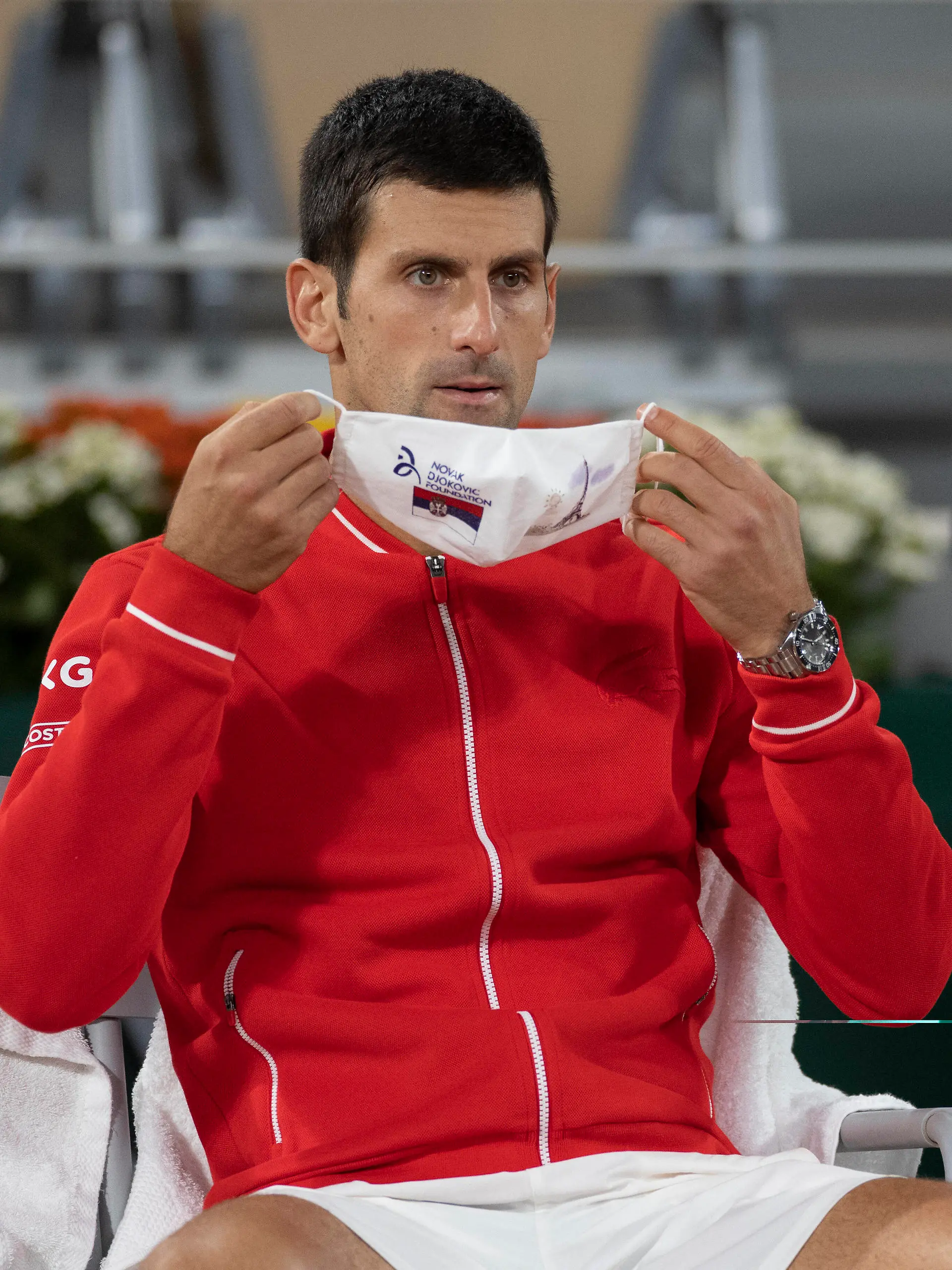  Finalist Novak Djokovic SRB sitzt auf der Bank waehrend der Siegerehrung, legt die Corona Maske an, Herren Einzel, Siegerehrung, Praesentation Tennis - French Open 2020 - Grand Slam - Roland Garros - Paris - - France - 11 October 2020. *** Finalist Novak Djokovic SRB sits on the bench during the award ceremony, puts on the corona mask, men single, award ceremony, presentation Tennis French Open 2020 Grand Slam Roland Garros Paris France 11 October 2020 Copyright: xJuergenxHasenkopfx