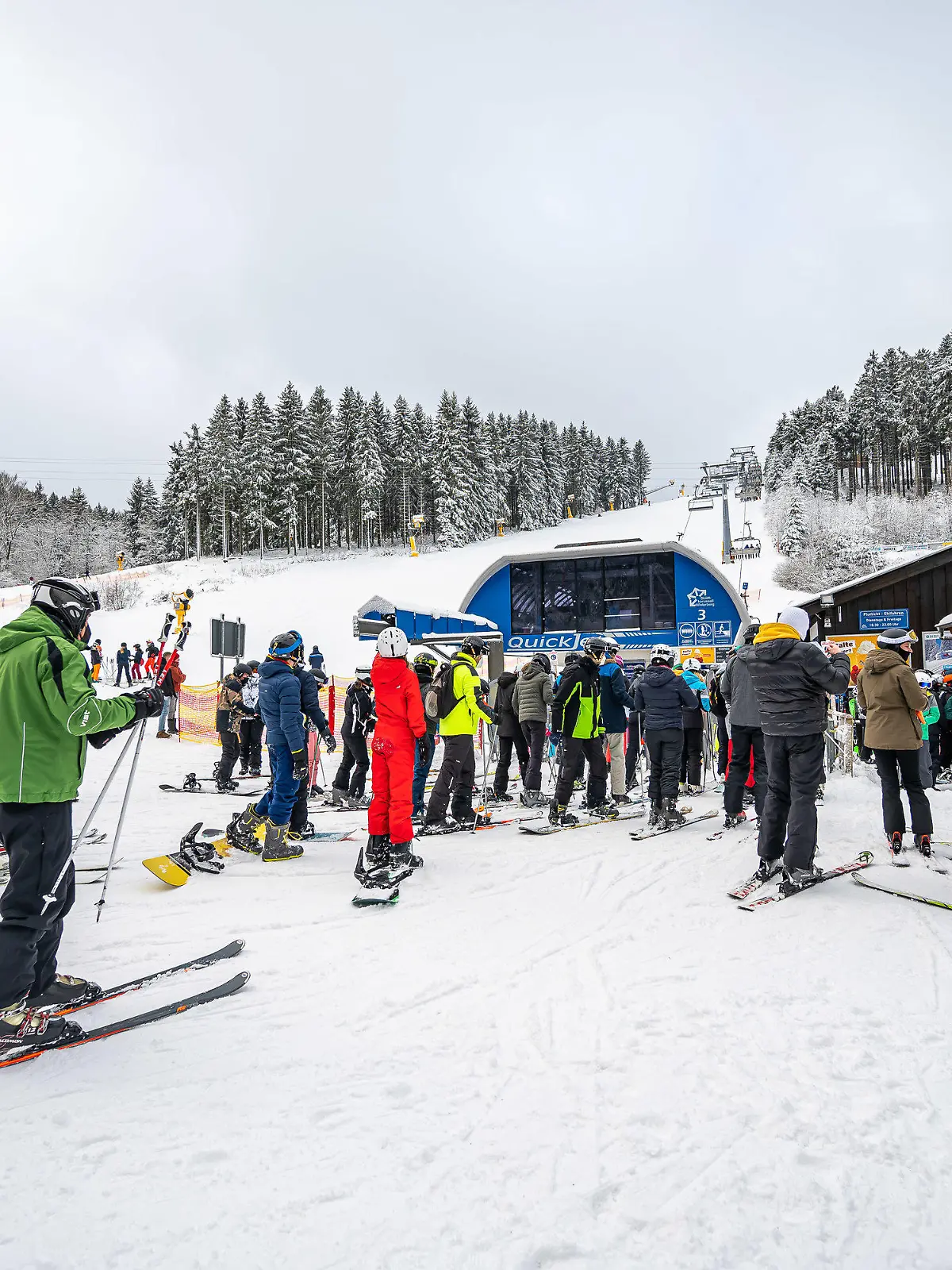 ARCHIV - 08.01.2022, Nordrhein-Westfalen, Winterberg: Zahlreiche Skifahrer stehen am Lift. Auch in Corona-Zeiten sind Spaziergänge, Rodeln und Skifahren im Sauer- und Siegerland sehr beliebt und mit wenigen Einschränkungen sehr gut möglich. Die Gäste müssen einige Regeln wie 2G und Maske-Tragen beachten. Unter der Woche gibt es an den Liften praktisch keine Schlangen. (zu dpa: «Maske, 2G und Bändchen: Schnee- und Skispaß im Sauerland trotz Corona») Foto: Markus Klümper/dpa +++ dpa-Bildfunk +++
