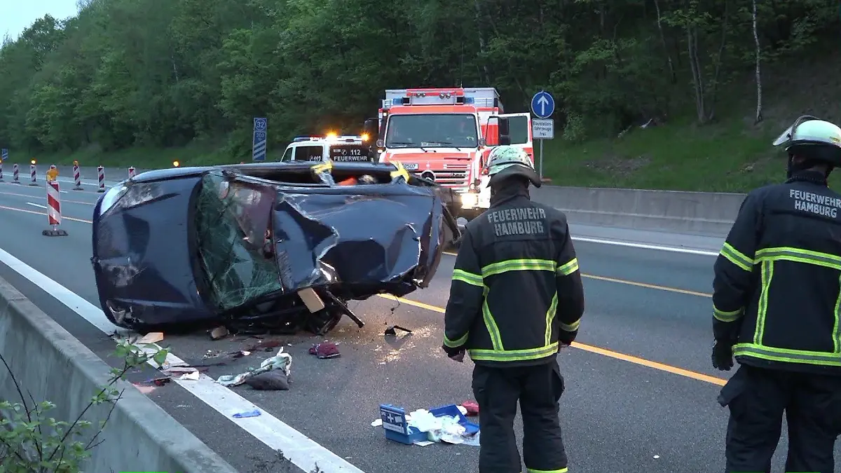 Am 01.05.2019 kommt es auf der A1 zum Unfall. Ein 48-Jähriger stirbt noch an der Unfallstelle.