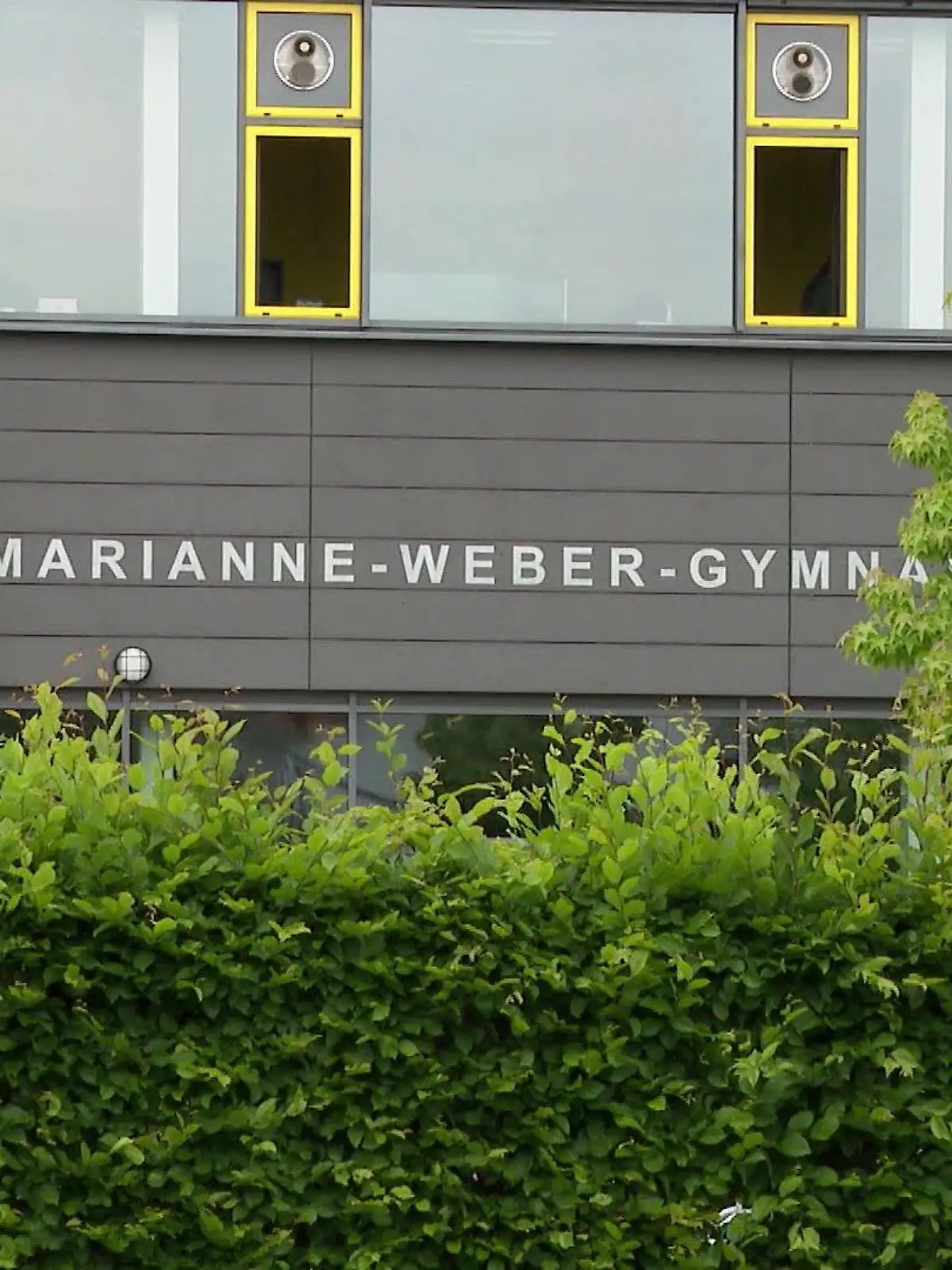 An diesem Gymnasium im Lemgo soll ein ehemaliger Schüler 27.000 Euro gestohlen haben.