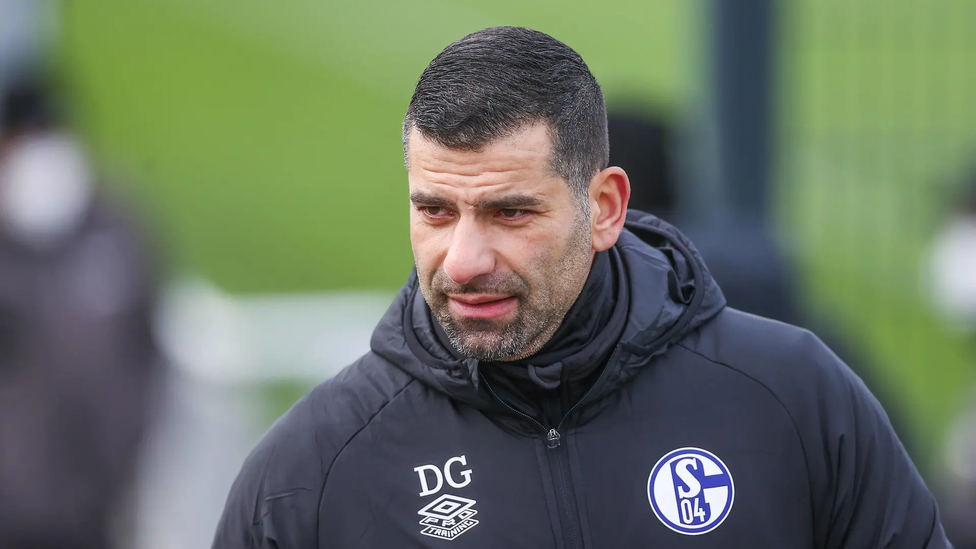 08.01.2022, Fussball, Saison 2021/2022, Internationales Testspiel, FC Schalke 04 - Fortuna Sittard, Cheftrainer Dimitrios Grammozis FC Schalke 04 Foto: Tim Rehbein/RHR-FOTO Gelsenkirchen Parkstadion Deutschland xRHR-FOTO/TRx *** 08 01 2022, football, season 2021 2022, international test match, FC Schalke 04 Fortuna Sittard, head coach Dimitrios Grammozis FC Schalke 04 photo Tim Rehbein RHR FOTO Gelsenkirchen Parkstadion Germany xRHR FOTO TRx