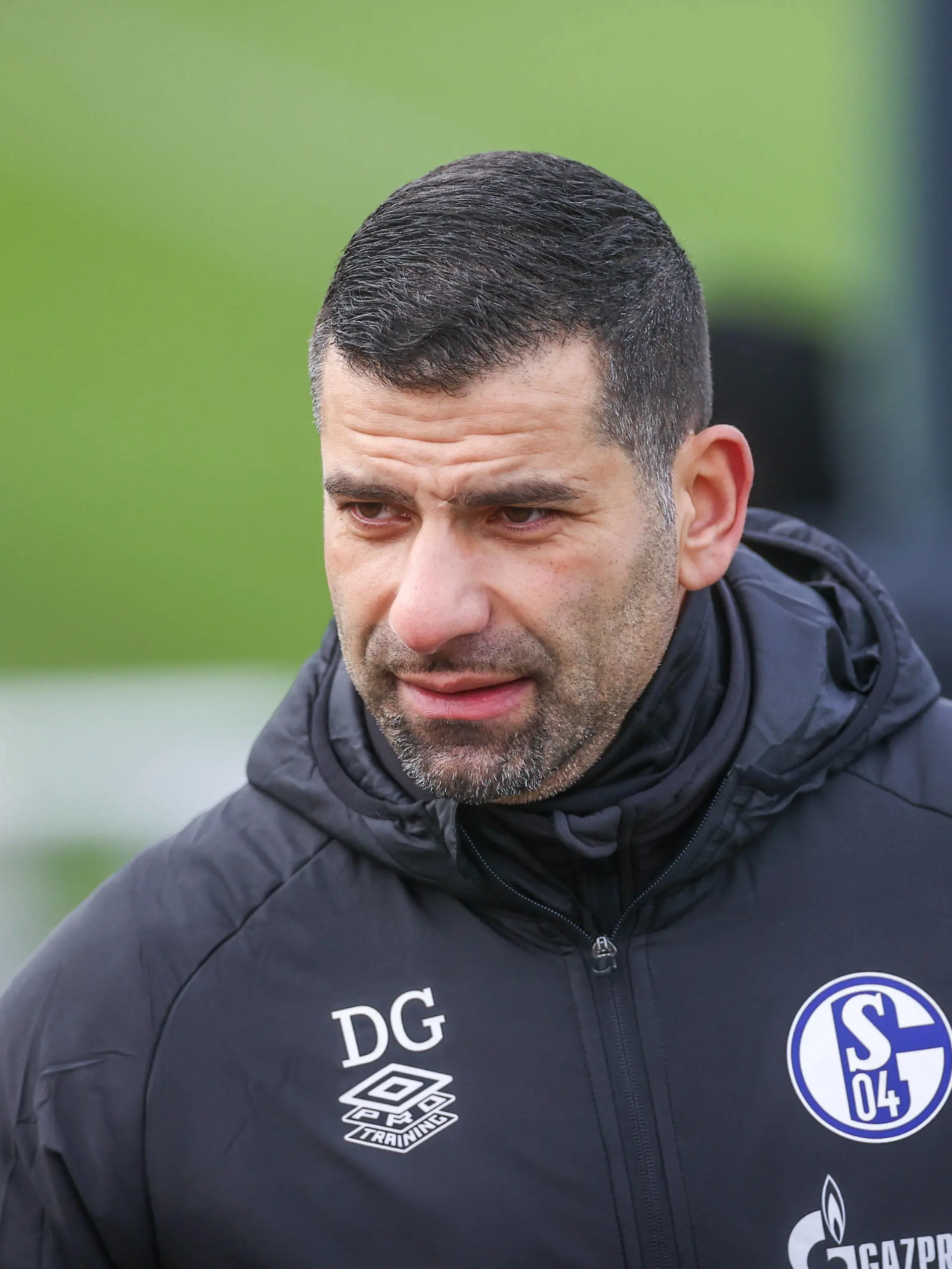  08.01.2022, Fussball, Saison 2021/2022, Internationales Testspiel, FC Schalke 04 - Fortuna Sittard, Cheftrainer Dimitrios Grammozis FC Schalke 04 Foto: Tim Rehbein/RHR-FOTO Gelsenkirchen Parkstadion Deutschland xRHR-FOTO/TRx *** 08 01 2022, football, season 2021 2022, international test match, FC Schalke 04 Fortuna Sittard, head coach Dimitrios Grammozis FC Schalke 04 photo Tim Rehbein RHR FOTO Gelsenkirchen Parkstadion Germany xRHR FOTO TRx