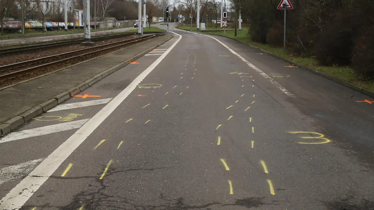 01.01.2022 Halle (Saale), Foto: Die Markierungen auf der Stra§e zeugen von dem schweren Unfall
 
Junge (14) stirbt nach Fahrerflucht-Unfall
Tdlicher Fahrerflucht-Unfall in Halle (Sachsen-Anhalt)!
In der Silvesternacht ist ein 14-Jhriger gegen 21.30 Uhr auf der Freyburger Stra§e von einem Auto angefahren und dabei tdlich verletzt worden. 
ãDer Junge wurde ins Krankenhaus gebracht, wo er wenig spter an seinen schweren Verletzungen starbÒ, sagte Polizeisprecherin Ulrike Diener am Samstagmorgen.
Der Fahrer des Unfallautos beging den Angaben nach Fahrerflucht. Wie genau es zu dem Unfall kommen konnte, ist derzeit noch unklar.



 *** Local Caption *** 
