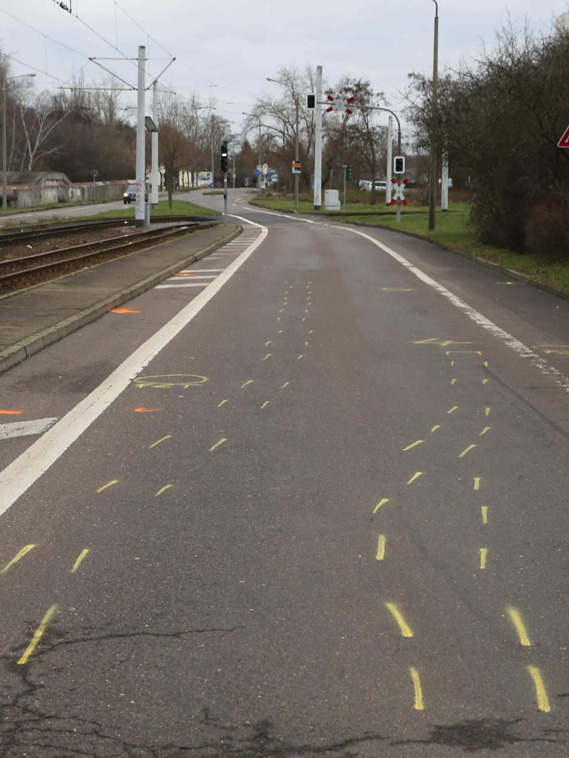 01.01.2022 Halle (Saale), Foto: Die Markierungen auf der Stra§e zeugen von dem schweren Unfall
 
Junge (14) stirbt nach Fahrerflucht-Unfall
Tdlicher Fahrerflucht-Unfall in Halle (Sachsen-Anhalt)!
In der Silvesternacht ist ein 14-Jhriger gegen 21.30 Uhr auf der Freyburger Stra§e von einem Auto angefahren und dabei tdlich verletzt worden. 
ãDer Junge wurde ins Krankenhaus gebracht, wo er wenig spter an seinen schweren Verletzungen starbÒ, sagte Polizeisprecherin Ulrike Diener am Samstagmorgen.
Der Fahrer des Unfallautos beging den Angaben nach Fahrerflucht. Wie genau es zu dem Unfall kommen konnte, ist derzeit noch unklar.



 *** Local Caption *** 
