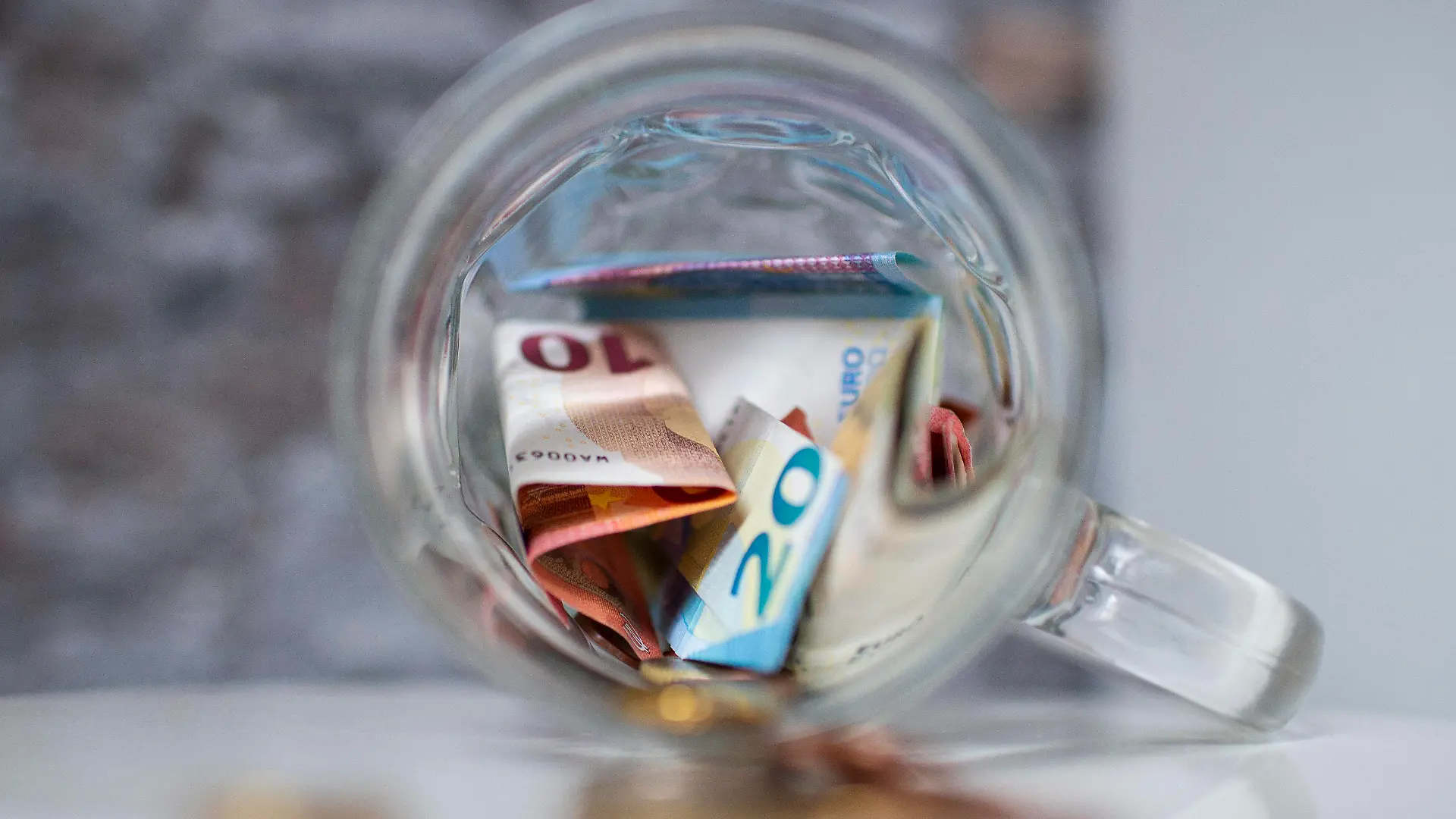 Feature Geld Geld in Form von Münzen und 10 / zehn Euro, 20 Euro Scheinen liegt auf einer Ablagefläche. Foto: Wedel/Kirchner-Media Nordrhein-Westfalen Deutschland *** Feature Money Money in the form of coins and 10 ten euro, 20 euro notes lies on a shelf Photo Wedel Kirchner Media North Rhine Westphalia Germany Copyright: xWedel/Kirchner-Mediax