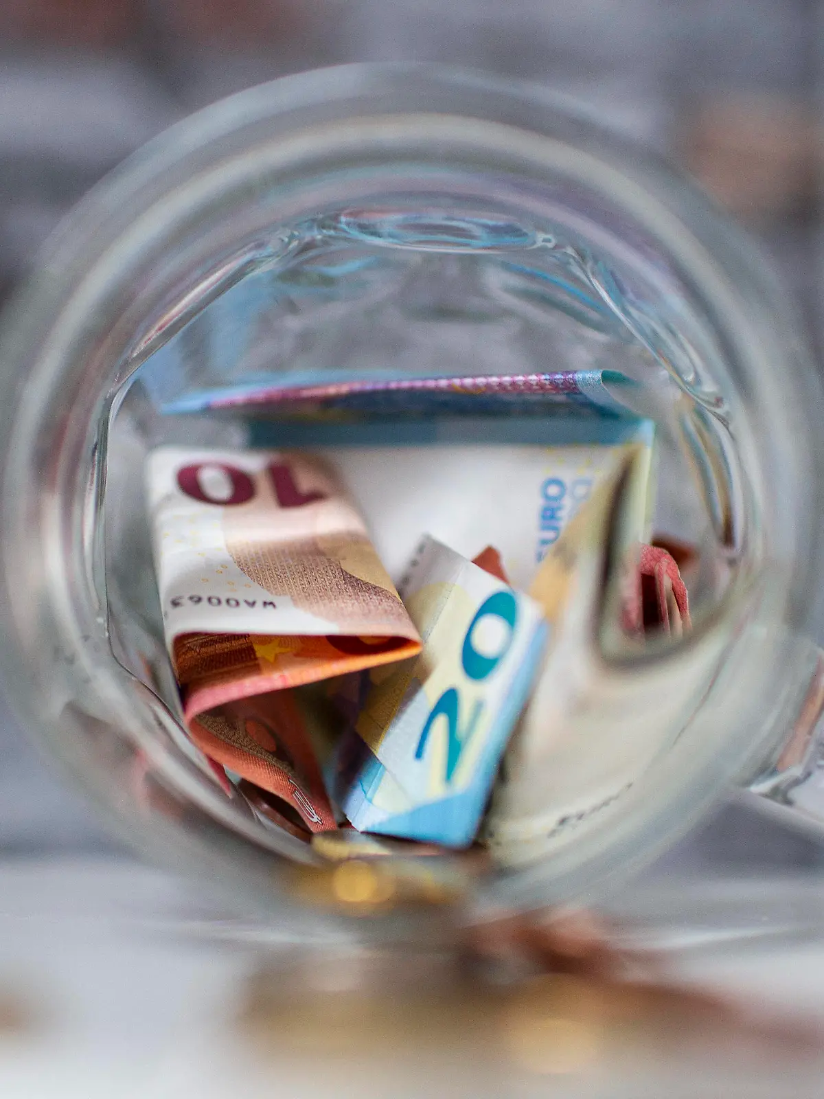  Feature Geld Geld in Form von Münzen und 10 / zehn Euro, 20 Euro Scheinen liegt auf einer Ablagefläche. Foto: Wedel/Kirchner-Media Nordrhein-Westfalen Deutschland *** Feature Money Money in the form of coins and 10 ten euro, 20 euro notes lies on a shelf Photo Wedel Kirchner Media North Rhine Westphalia Germany Copyright: xWedel/Kirchner-Mediax