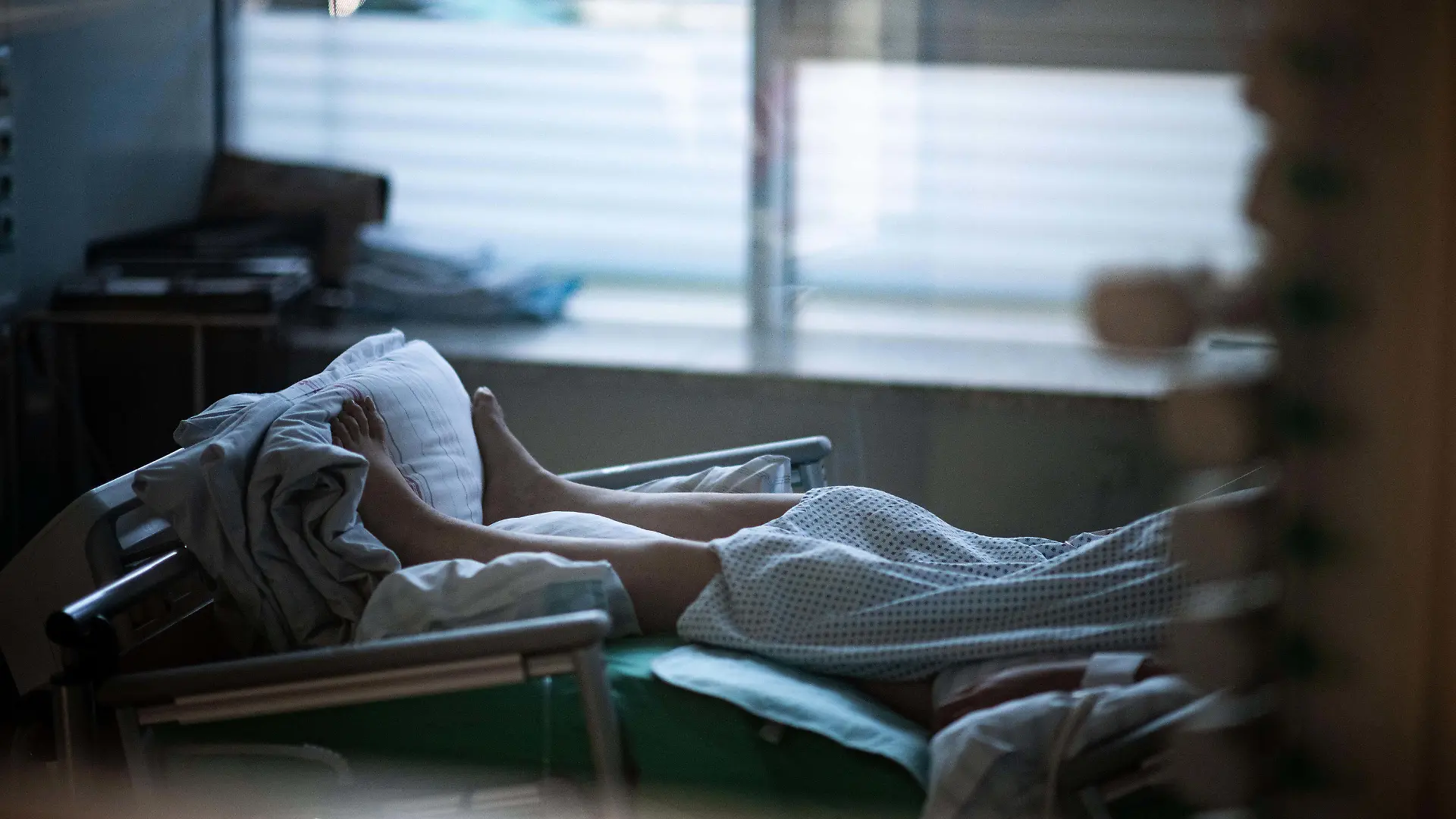 ARCHIV - 23.09.2021, ---: Ein Patient liegt in einem Zimmer auf einer Corona-Intensivstation. (zu dpa "Bundesverfassungsgericht kündigt Entscheidung zur Triage an") Foto: Fabian Strauch/dpa +++ dpa-Bildfunk +++