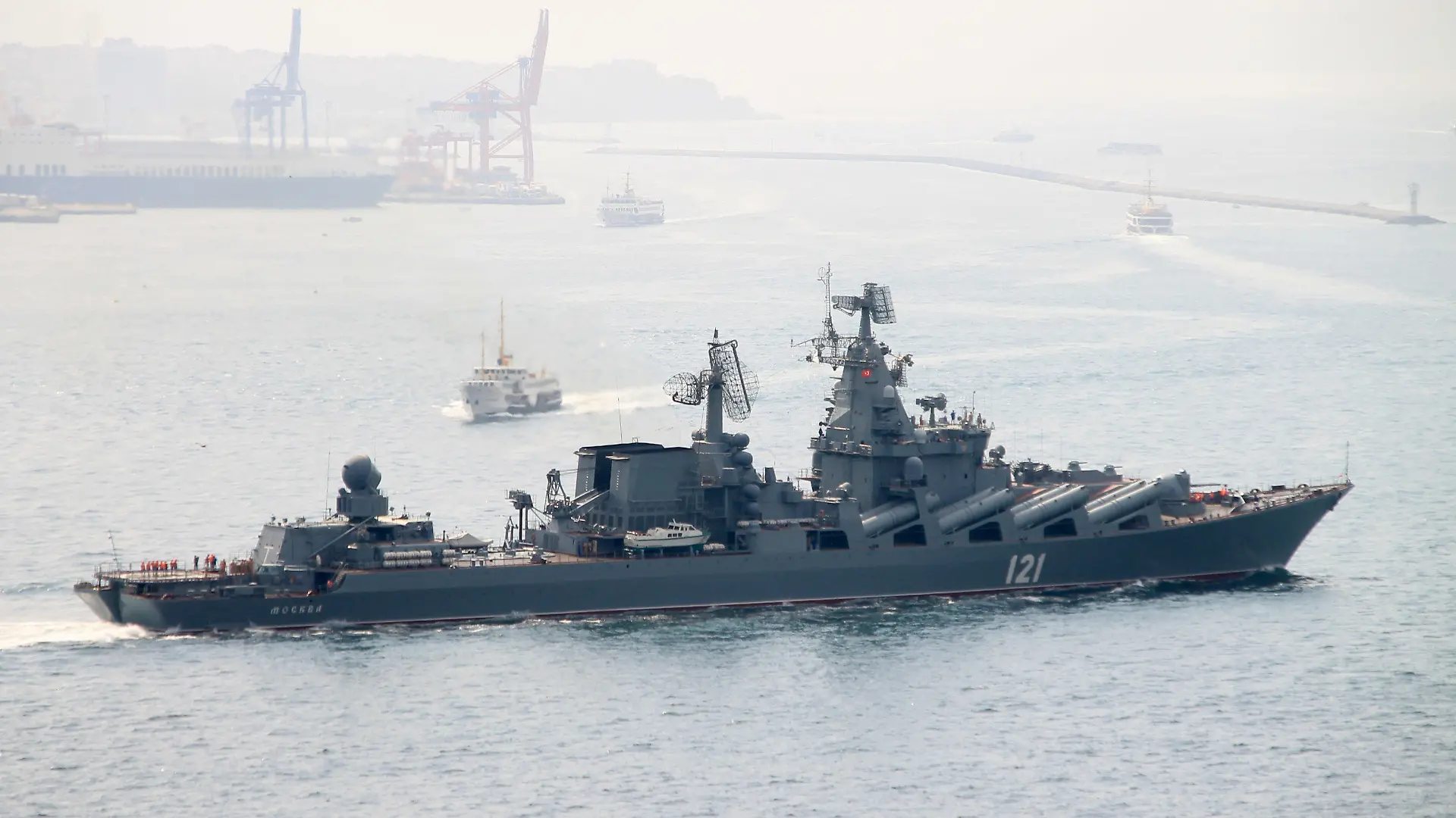 Der russische Lenkwaffenkreuzer «Moskwa» fährt am 07.09.2014 bei Istanbul durch den Bosporus ins Mittelmeer. Foto: Can Merey/dpa (Zu dpa "Russland verlegt Lenkwaffenkreuzer «Moskwa» ins Mittelmeer" vom 07.09.2014) +++(c) dpa - Bildfunk+++