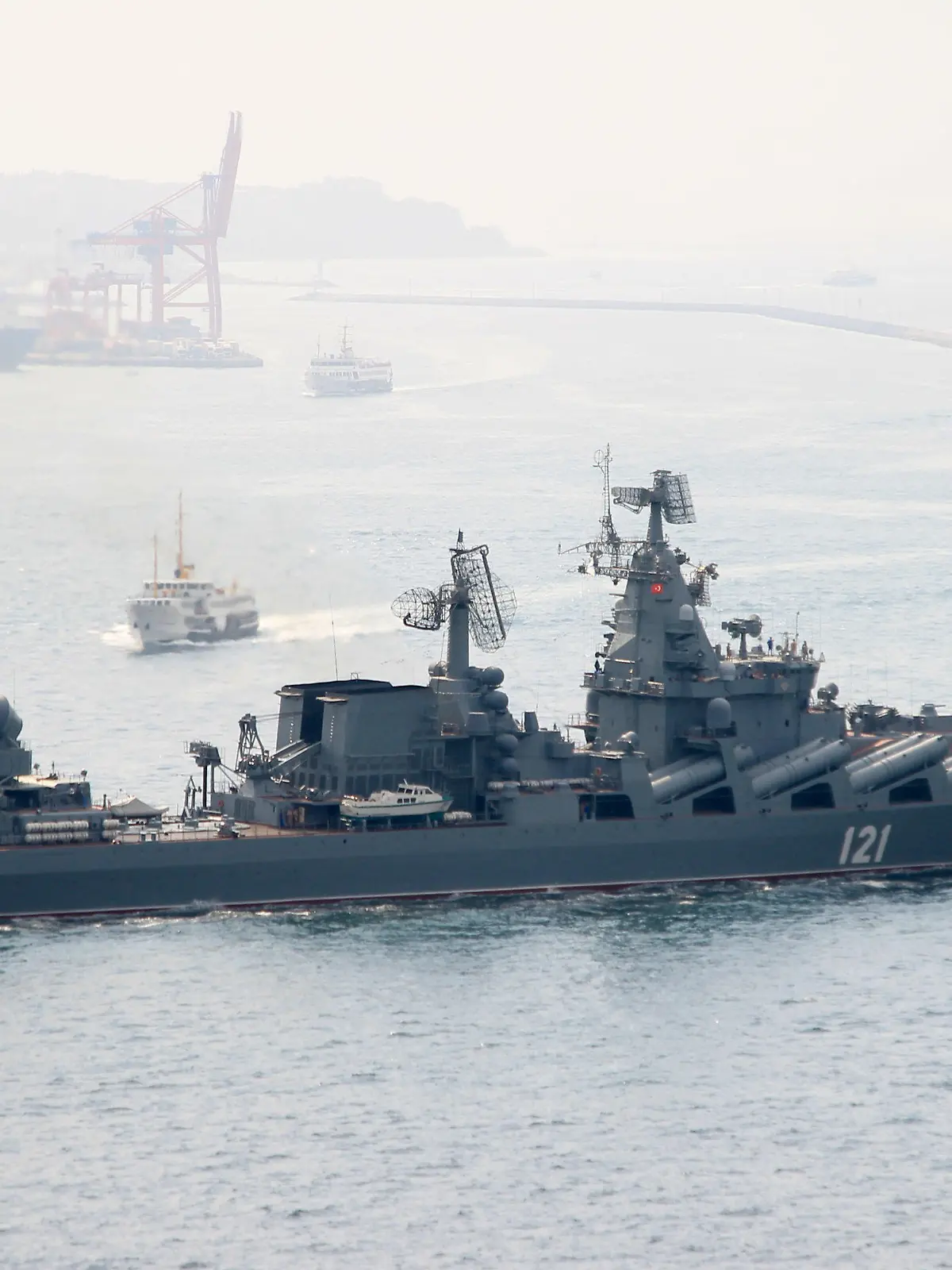 Der russische Lenkwaffenkreuzer «Moskwa» fährt am 07.09.2014 bei Istanbul durch den Bosporus ins Mittelmeer. Foto: Can Merey/dpa (Zu dpa "Russland verlegt Lenkwaffenkreuzer «Moskwa» ins Mittelmeer" vom 07.09.2014) +++(c) dpa - Bildfunk+++