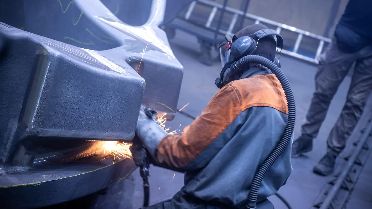 ARCHIV - 07.08.2020, Mecklenburg-Vorpommern, Torgelow: Ein Mitarbeiter arbeitet in einer Eisengießerei. Die hohen Energiekosten haben die Erzeugerpreise für gewerbliche Produkte in Deutschland auf einen Nachkriegsrekord getrieben. (zu dpa «Energie treibt Erzeugerpreise auf Rekordniveau») Foto: Jens Büttner/dpa-Zentralbild/dpa +++ dpa-Bildfunk +++