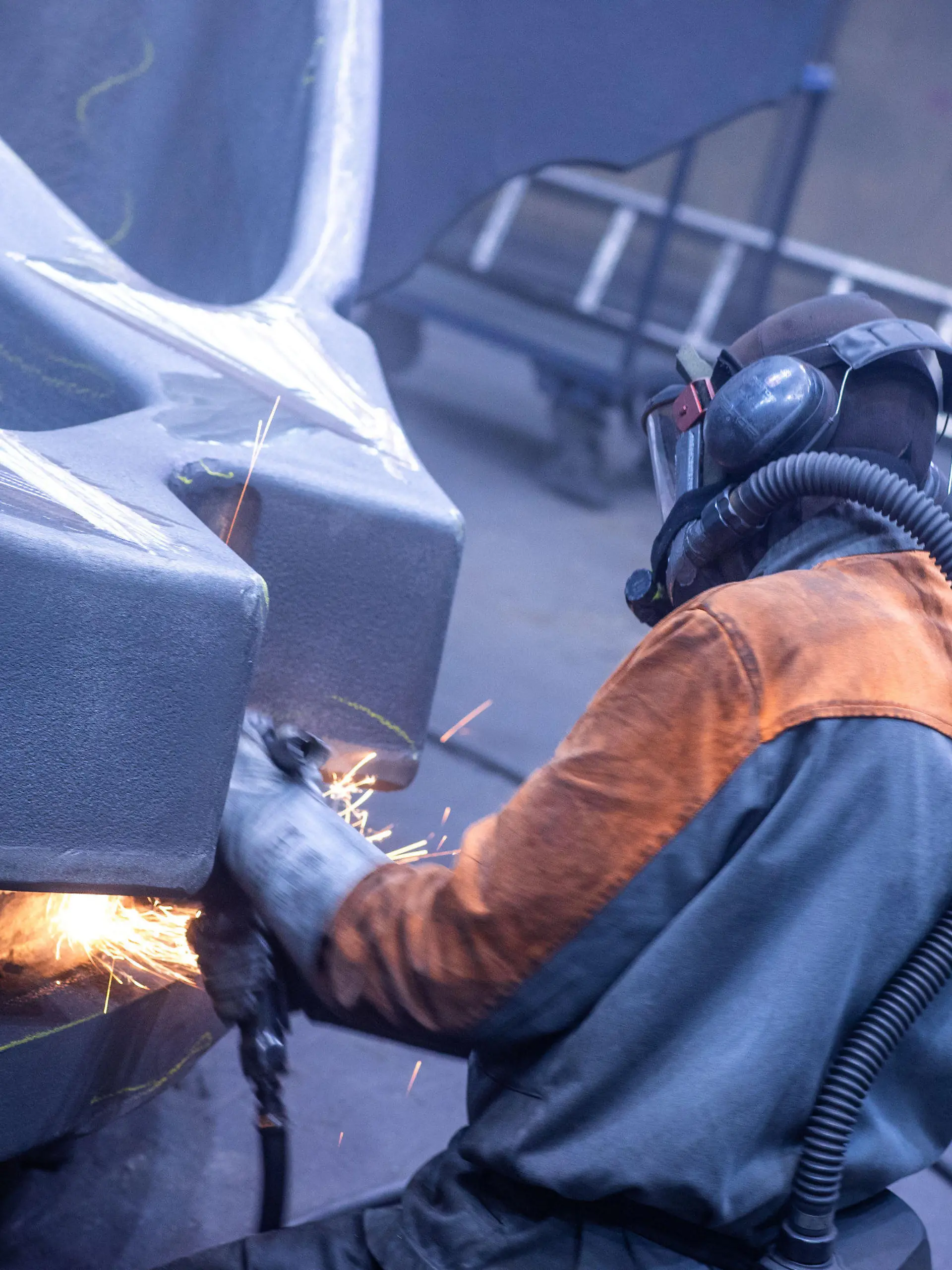 ARCHIV - 07.08.2020, Mecklenburg-Vorpommern, Torgelow: Ein Mitarbeiter arbeitet in einer Eisengießerei. Die hohen Energiekosten haben die Erzeugerpreise für gewerbliche Produkte in Deutschland auf einen Nachkriegsrekord getrieben. (zu dpa «Energie treibt Erzeugerpreise auf Rekordniveau») Foto: Jens Büttner/dpa-Zentralbild/dpa +++ dpa-Bildfunk +++