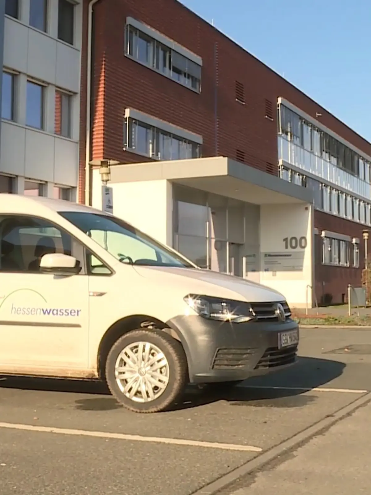 Wasserwerk, Stromversorgung, Feuerwehr und Müllabfuhr. Sie alle müssen auch dann einen reibungslosen Ablauf garantieren, wenn sich immer mehr Mitarbeiter:innen mit Omikron anstecken, oder in Quarantäne müssen. Die aktuellen Infektionszahlen in Hessen bereiten Sorgen.
Damit es nicht zum Totalausfall kommt, bereiten sich Behörden und Unternehmen vor. Wie, das zeigen wir im Video.