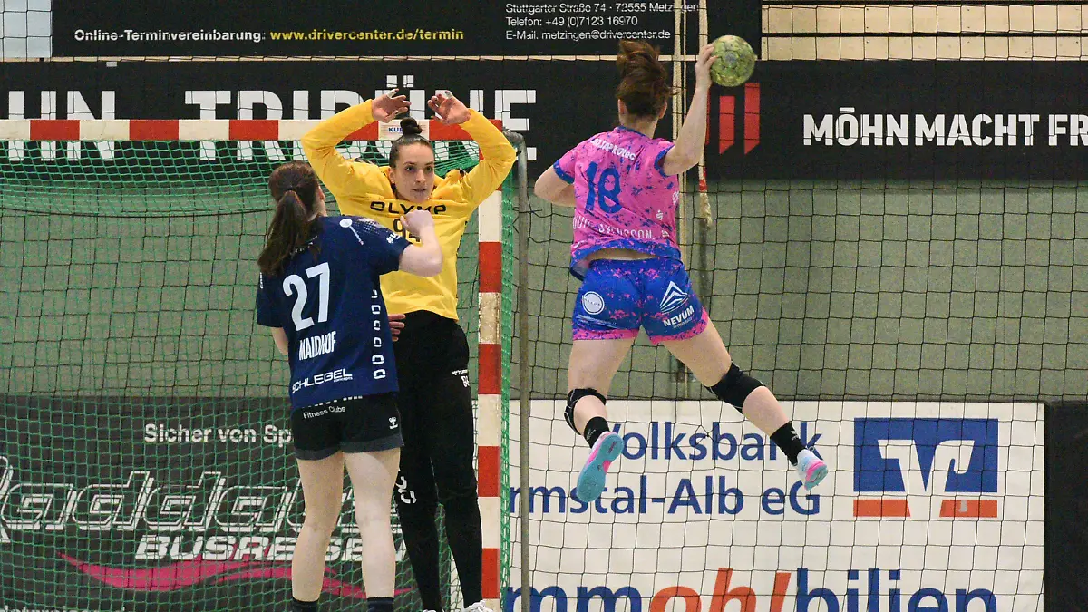 Gabriela Moreschi SG BBM Bietigheim 94 im Tor gegen Marte Juuhl Svensson TusSies Metzingen 18 TusSies Metzingen vs. SG BBM Bietigheim Handball, HBF, 13.Ligaspiel, Saison 2021/2022 , 19.01.2022 TusSies Metzingen vs. SG BBM Bietigheim Handball, HBF, 13.Ligaspiel, Saison 2021/2022 , 19.01.2022 Metzingen *** Gabriela Moreschi SG BBM Bietigheim 94 in goal against Marte Juuhl Svensson TusSies Metzingen 18 TusSies Metzingen vs SG BBM Bietigheim Handball, HBF, 13 league match, 2021 2022 season , 19 01 2022 TusSies Metzingen vs SG BBM Bietigheim Handball, HBF, 13 league match, 2021 2022 season , 19 01 2022 Metzingen Copyright: xEibner-Pressefotox EP_TBR