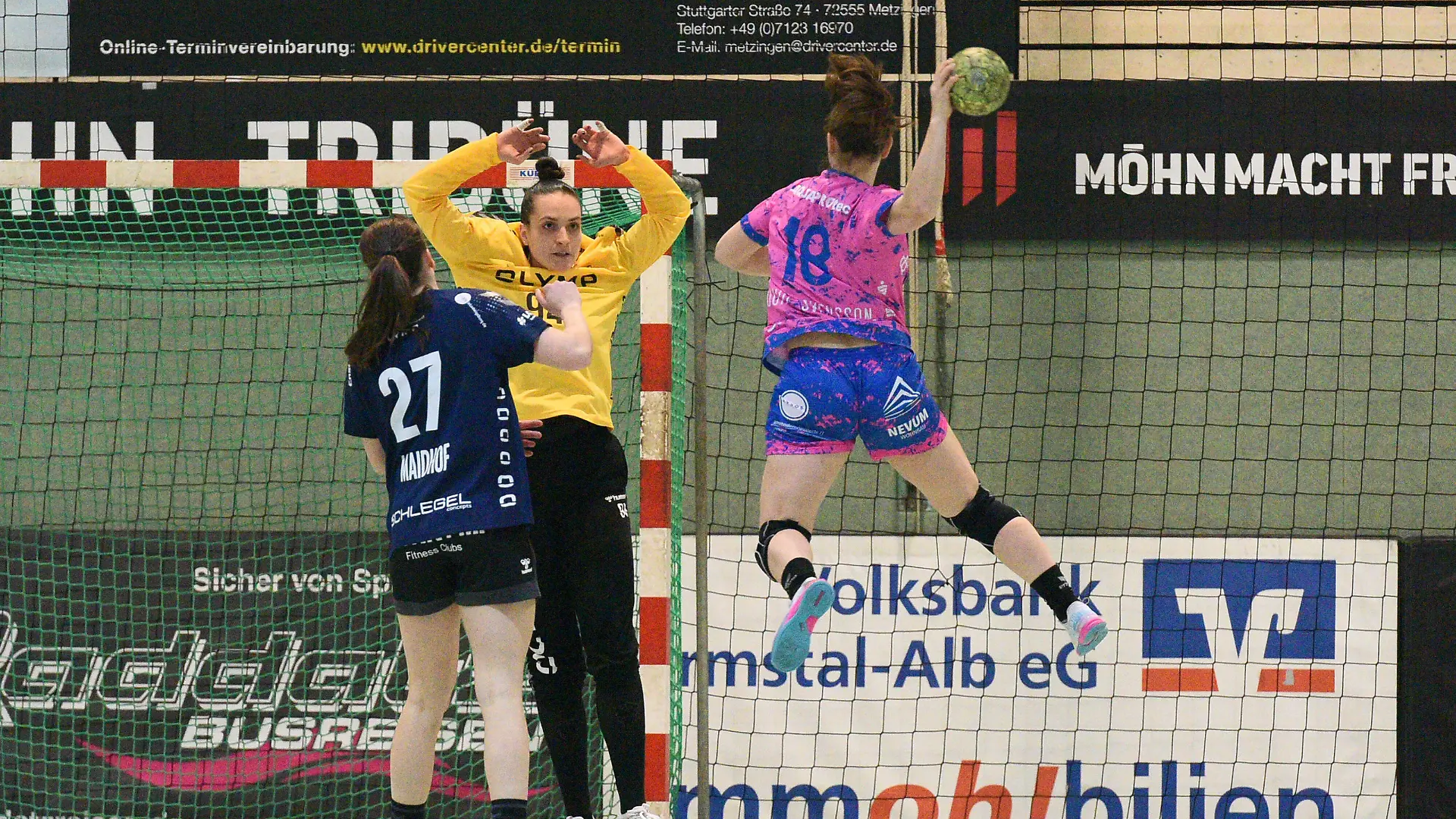 Gabriela Moreschi SG BBM Bietigheim 94 im Tor gegen Marte Juuhl Svensson TusSies Metzingen 18 TusSies Metzingen vs. SG BBM Bietigheim Handball, HBF, 13.Ligaspiel, Saison 2021/2022 , 19.01.2022 TusSies Metzingen vs. SG BBM Bietigheim Handball, HBF, 13.Ligaspiel, Saison 2021/2022 , 19.01.2022 Metzingen *** Gabriela Moreschi SG BBM Bietigheim 94 in goal against Marte Juuhl Svensson TusSies Metzingen 18 TusSies Metzingen vs SG BBM Bietigheim Handball, HBF, 13 league match, 2021 2022 season , 19 01 2022 TusSies Metzingen vs SG BBM Bietigheim Handball, HBF, 13 league match, 2021 2022 season , 19 01 2022 Metzingen Copyright: xEibner-Pressefotox EP_TBR