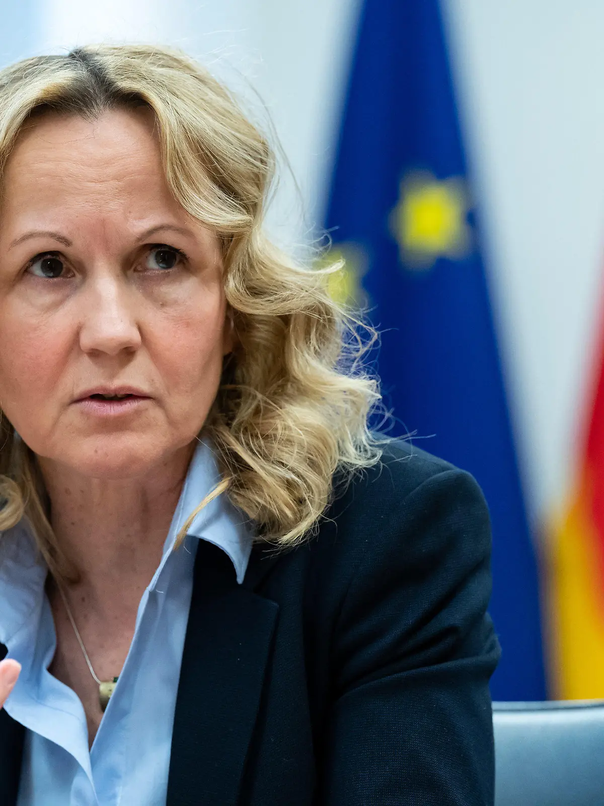 ARCHIV - 14.01.2022, Berlin: Steffi Lemke (Bündnis 90/Die Grünen), Bundesministerin für Umwelt, Naturschutz, nukleare Sicherheit und Verbraucherschutz, sitzt bei einem Interview mit der deutschen Presse-Agentur dpa in ihrem Büro im Ministerium. (zu dpa: «Verbraucherministerin Lemke kündigt Überprüfung des Strommarkts an») Foto: Bernd von Jutrczenka/dpa +++ dpa-Bildfunk +++