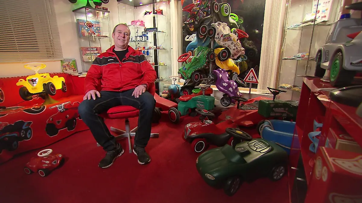 Stolz auf 300 Exponate: Holger Späth hat in der früheren Metzgerei seiner Eltern in Braunfels das Bobby Car-Museum eingerichtet.