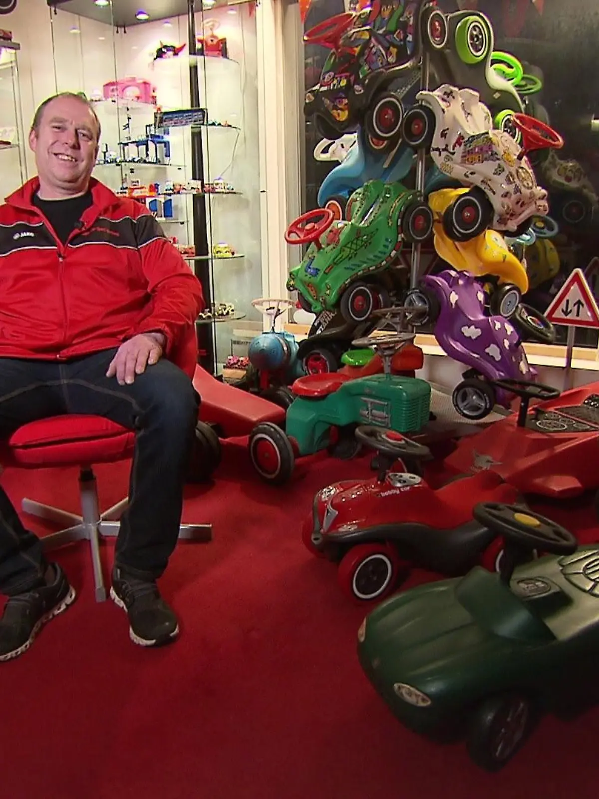 Stolz auf 300 Exponate: Holger Späth hat in der früheren Metzgerei seiner Eltern in Braunfels das Bobby Car-Museum eingerichtet.