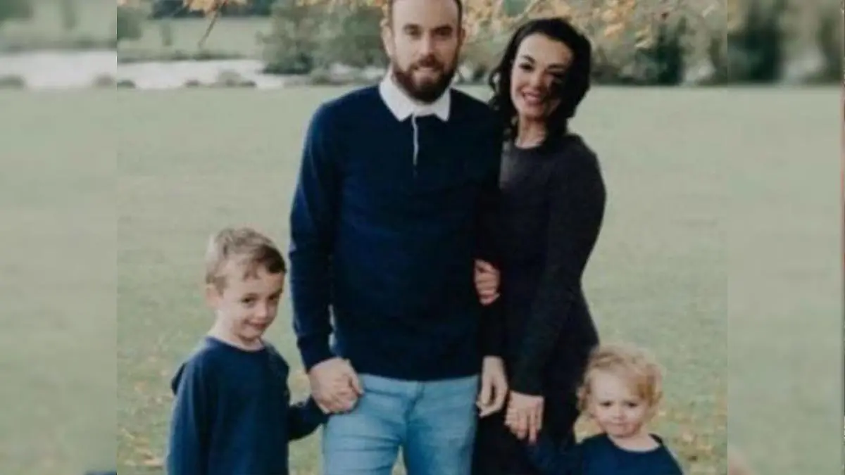 Familienfoto auf dem einen Mutter, ein Vater und zwei Kinder zu sehen sind.