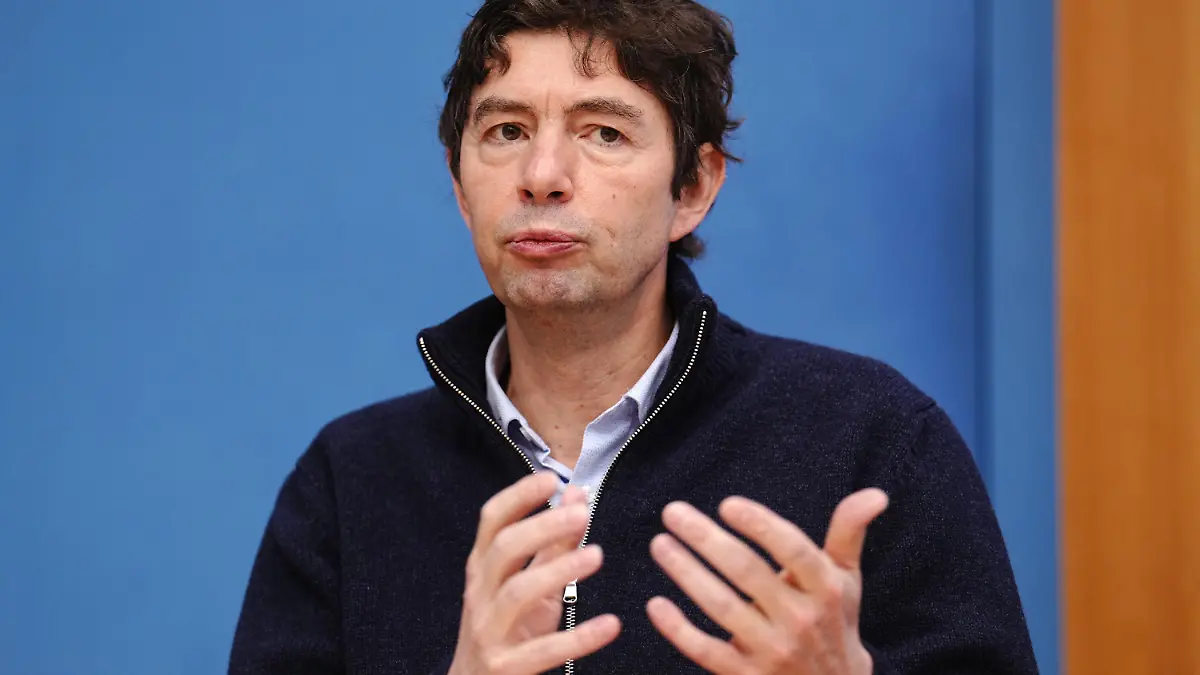 14.01.2022, Berlin: Christian Drosten, Direktor des Instituts für Virologie an der Charité Berlin, bei einer Pressekonferenz zur aktuellen Corona-Lage. Drosten sieht in der milder verlaufenden Omikron-Variante des Coronavirus eine «Chance» und macht Hoffnung auf ein Leben wie vor der Pandemie. (zu dpa: «Drosten sieht in Omikron-Variante eine Chance») Foto: Kay Nietfeld/dpa +++ dpa-Bildfunk +++