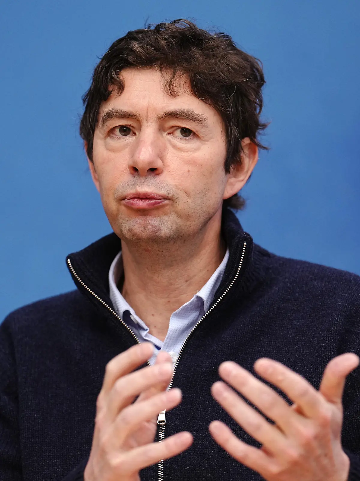 14.01.2022, Berlin: Christian Drosten, Direktor des Instituts für Virologie an der Charité Berlin, bei einer Pressekonferenz zur aktuellen Corona-Lage. Drosten sieht in der milder verlaufenden Omikron-Variante des Coronavirus eine «Chance» und macht Hoffnung auf ein Leben wie vor der Pandemie. (zu dpa: «Drosten sieht in Omikron-Variante eine Chance») Foto: Kay Nietfeld/dpa +++ dpa-Bildfunk +++