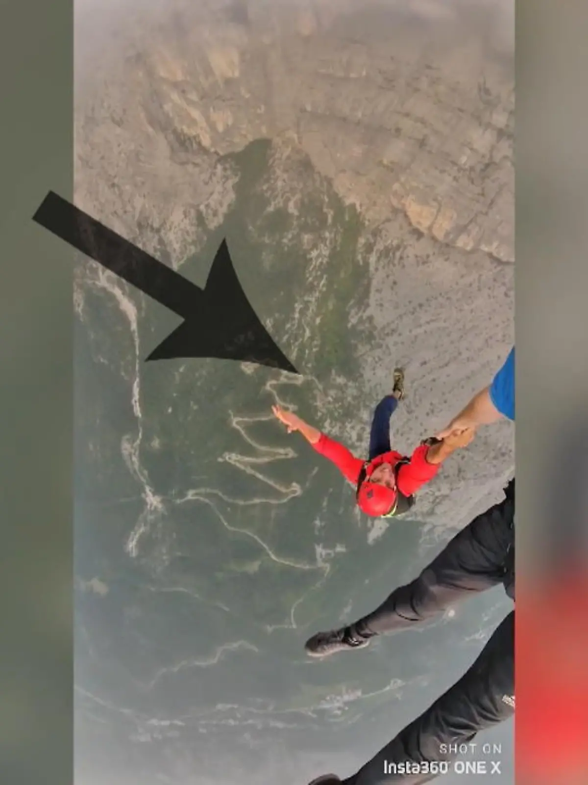 Er lässt ihn einfach fallen! Oder? Dieser Stunt ist atemberaubend!