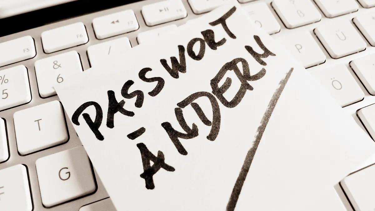 Ein Notizzettel liegt auf der Tastatur eines Computers zur Erinnerung: Passwort ändern McPBBO McPBBO

a Stickies is on the Keyboard a Computers to Memory Password change