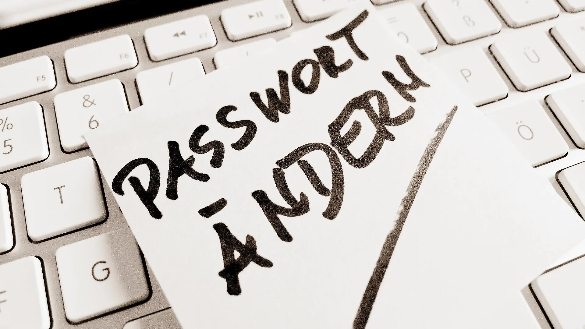Ein Notizzettel liegt auf der Tastatur eines Computers zur Erinnerung: Passwort ändern McPBBO McPBBO

a Stickies is on the Keyboard a Computers to Memory Password change