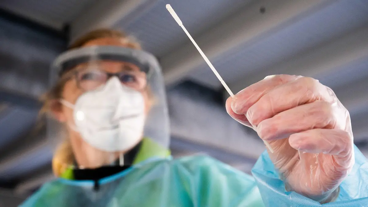 31.03.2021, Niedersachsen, Hannover: Eine Helferin hält einen Teststab im ·Testzentrum am Zoo· bei einem Schnelltest auf das Coronavirus. Das Robert Koch-Institut (RKI) vermeldet weiterhin steigende Corona-Neuinfektionen in Deutschland. Foto: Julian Stratenschulte/dpa +++ dpa-Bildfunk +++