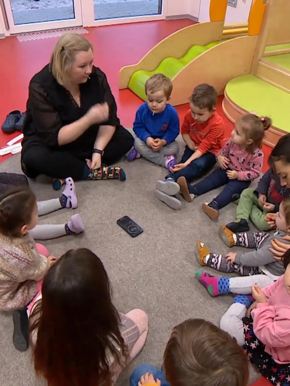 Die meisten Kita-Kinder sind ungeimpft. Deswegen sind Tests eine wichtige Maßnahme, um die Ausbreitung von Omikron in den Kitas zu bremsen und Kinder vor einer Ansteckung zu schützen. In einigen Bundesländern gilt bereits eine Testpflicht, doch diese soll laut SPD Landesweit gelten. Ohne ein einheitliches System, könne man den Virus nicht aufhalten. Mehr dazu im Video.