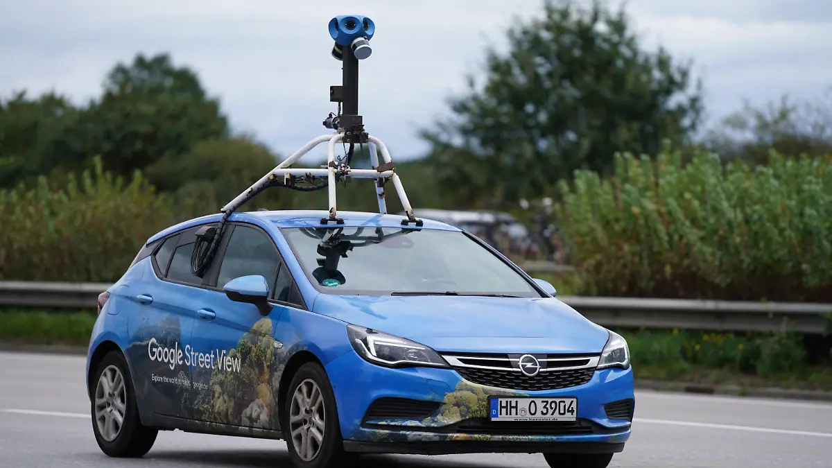 ARCHIV - 17.09.2021, Schleswig-Holstein, Siek: Ein Fahrzeug von Google Street View, bestückt mit Kameras, fährt auf der Autobahn A1 in Richtung Süden. Google wird nach mehr als einem Jahrzehnt die Bilder deutscher Straßen in seinem Straßenpanorama-Dienst Street View erneuern. (zu dpa «Google erneuert deutsche Straßenbilder in Dienst Street View») Foto: Marcus Brandt/dpa +++ dpa-Bildfunk +++