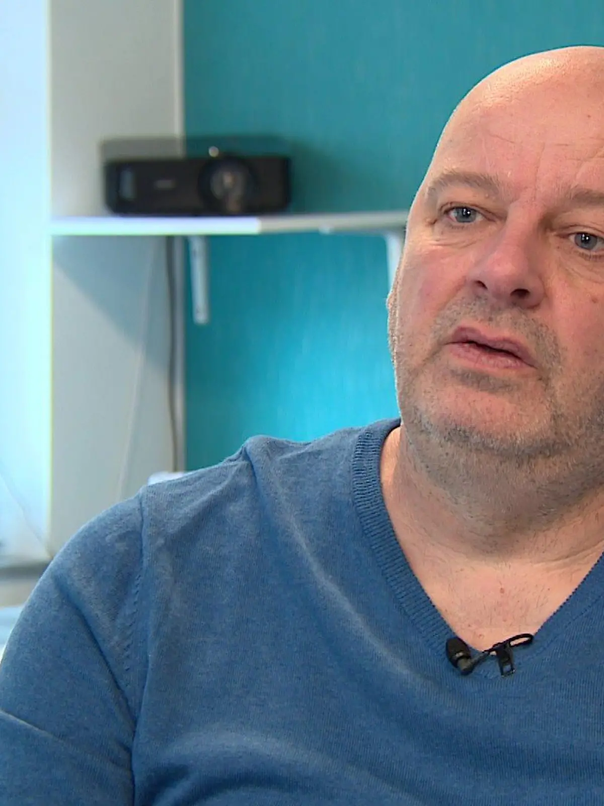 Wilfried Fesselmann sitzt auf einer Couch
