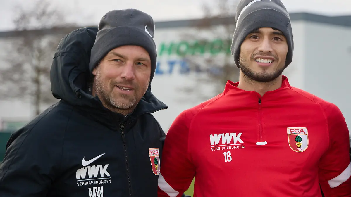 Ricardo Pepi FC Augsburg 18 mit Stefan Reuter Geschäftsführer FC Augsburg und Markus Weinzierl Trainer FC Augsburg, li. beim Fototermin FC Augsburg, Erstes Training und Interview mit Neuzugang Ricardo Pepi, Saison 2021-2022, *** Ricardo Pepi FC Augsburg 18 with Stefan Reuter Managing Director Sport FC Augsburg and Markus Weinzierl Coach FC Augsburg, li at the photo session FC Augsburg, First training and interview with newcomer Ricardo Pepi, season 2021 2022,