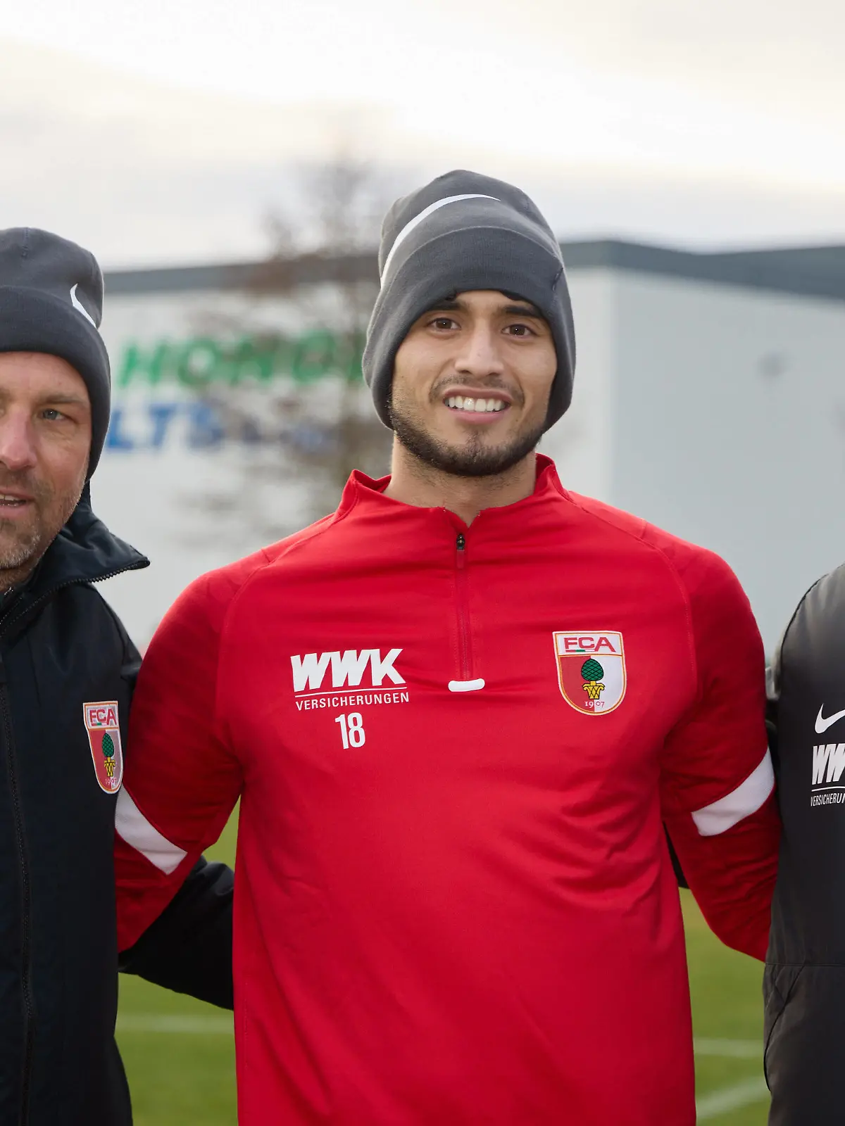Ricardo Pepi FC Augsburg 18 mit Stefan Reuter Geschäftsführer FC Augsburg und Markus Weinzierl Trainer FC Augsburg, li. beim Fototermin FC Augsburg, Erstes Training und Interview mit Neuzugang Ricardo Pepi, Saison 2021-2022, *** Ricardo Pepi FC Augsburg 18 with Stefan Reuter Managing Director Sport FC Augsburg and Markus Weinzierl Coach FC Augsburg, li at the photo session FC Augsburg, First training and interview with newcomer Ricardo Pepi, season 2021 2022, 