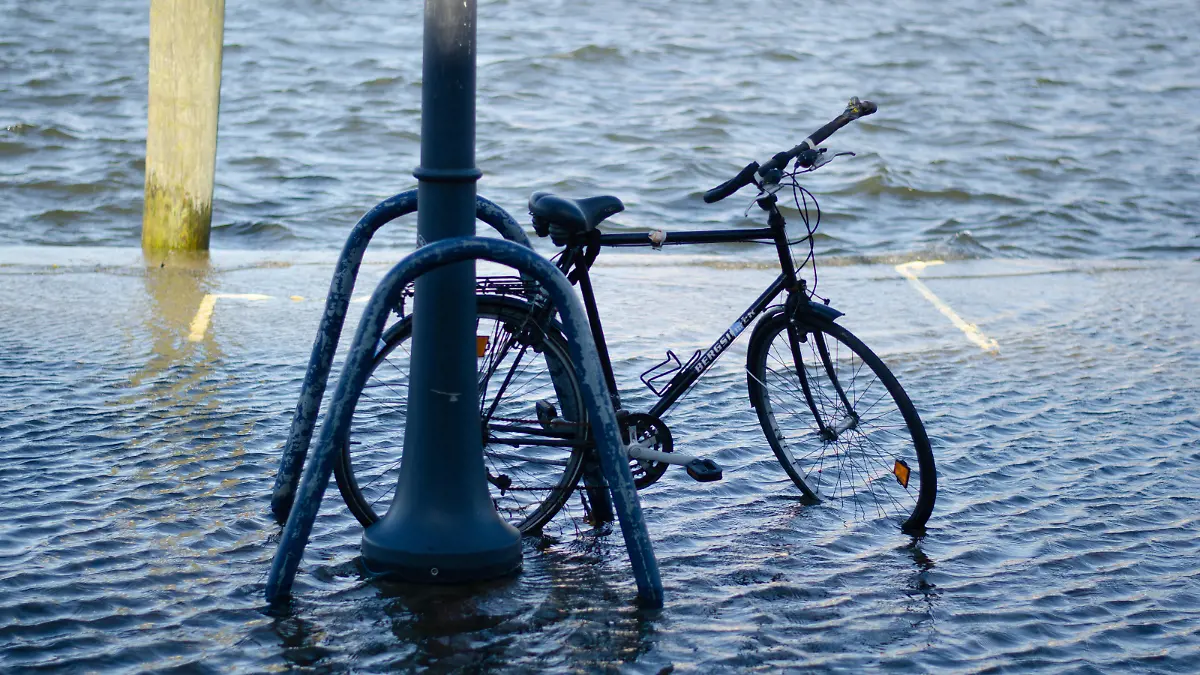 Ostseehochwasser: Schiffbrücke und Norderhofenden überflutet Die deutsche Ostseeküste ist am 29.03.2020 von einer Sturmflut getroffen worden. An vielen Orten, wie hier in Flensburg, wurden nach Angaben des Bundesamtes für Seeschifffahrt und Hydrografie BSH am späten Vormittag des 29.03.2020 Werte von mehr als 1,40 Metern über dem mittlerem Wasserstand gemessen. Hier: Fahrrad steht im Wasser, Wellen treten über die Uferkannte, Wasser ströhmt auf den Fußgängerweg *** Baltic Sea high water flooded pontoon bridge and Norderhofenden flooded The German Baltic Sea coast was hit by a storm surge on 29 03 2020 According to the Federal Maritime and Hydrographic Agency BSH, values of more than 1.40 metres above mean water level were measured in many places, such as here in Flensburg, in the late morning of 29 03 2020 Here, a bicycle is