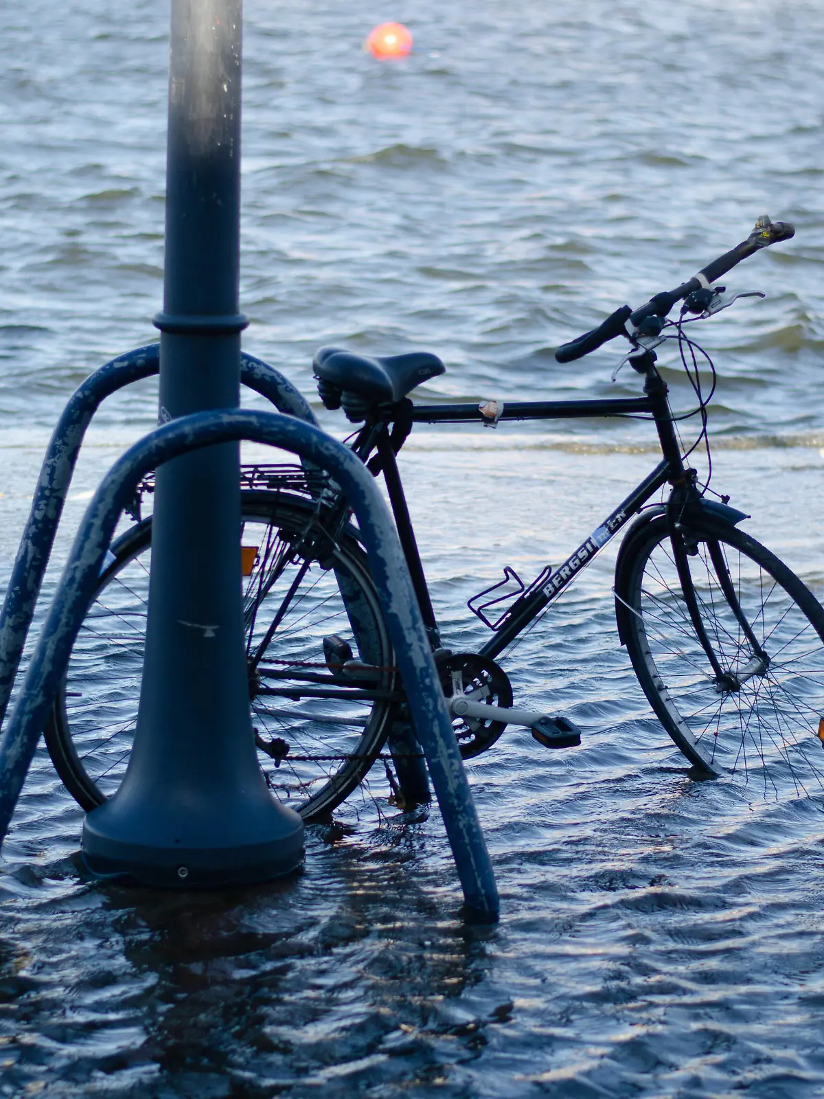  Ostseehochwasser: Schiffbrücke und Norderhofenden überflutet Die deutsche Ostseeküste ist am 29.03.2020 von einer Sturmflut getroffen worden. An vielen Orten, wie hier in Flensburg, wurden nach Angaben des Bundesamtes für Seeschifffahrt und Hydrografie BSH am späten Vormittag des 29.03.2020 Werte von mehr als 1,40 Metern über dem mittlerem Wasserstand gemessen. Hier: Fahrrad steht im Wasser, Wellen treten über die Uferkannte, Wasser ströhmt auf den Fußgängerweg *** Baltic Sea high water flooded pontoon bridge and Norderhofenden flooded The German Baltic Sea coast was hit by a storm surge on 29 03 2020 According to the Federal Maritime and Hydrographic Agency BSH, values of more than 1.40 metres above mean water level were measured in many places, such as here in Flensburg, in the late morning of 29 03 2020 Here, a bicycle is