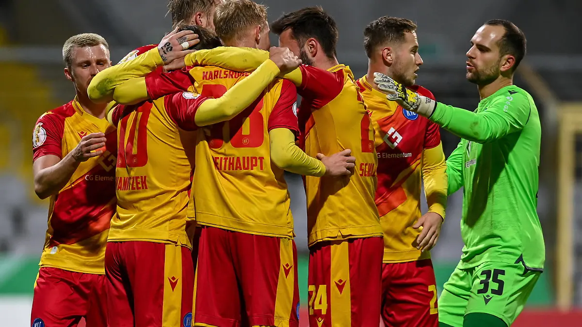 Karlsruher Spieler mit Torjubel, Jubel, Torjubel, Torerfolg, celebrate the goal, goal, celebration, Jubel ueber das Tor zum 0:1 durch Marvin Wanitzek Karlsruhe, KSC, 10 , optimistisch, Action, Aktion, 18.01.2022, München Deutschland, Fussball, DFB-Pokal, Achtelfinale, TSV 1860 München - Karlsruher SC, DFB/DFL REGULATIONS PROHIBIT ANY USE OF PHOTOGRAPHS AS IMAGE SEQUENCES AND/OR QUASI-VIDEO. xslx